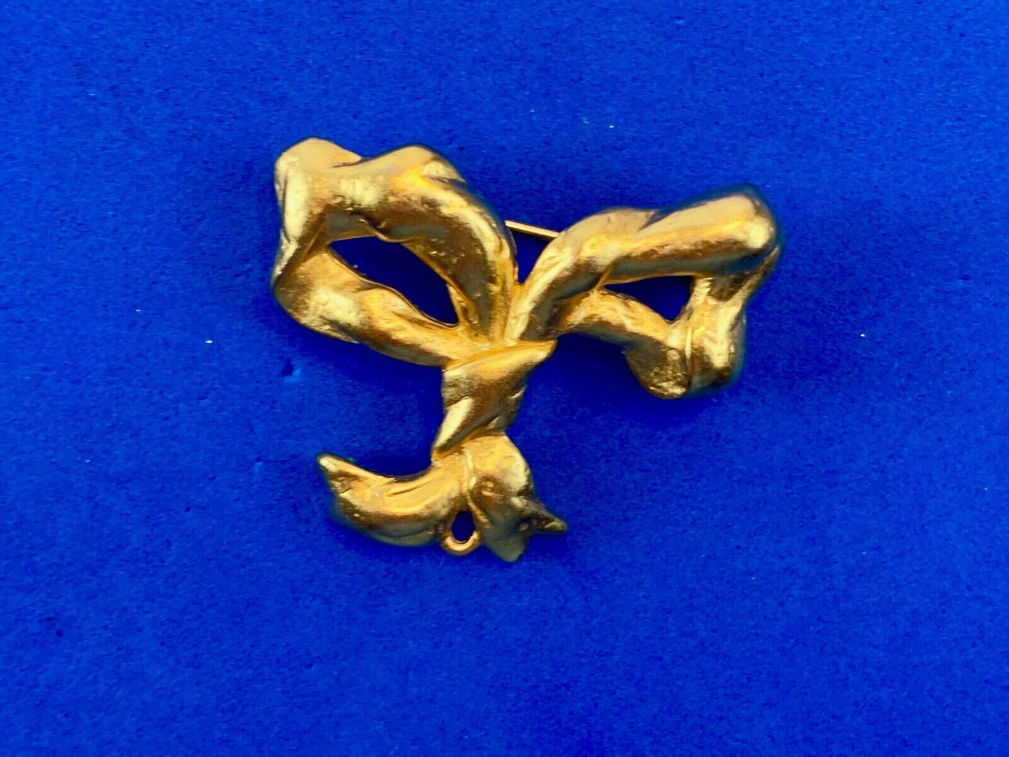 Beautiful LC Signed Brooch Pin Gold tone bow -. Amazing detail! Liz Claiborne