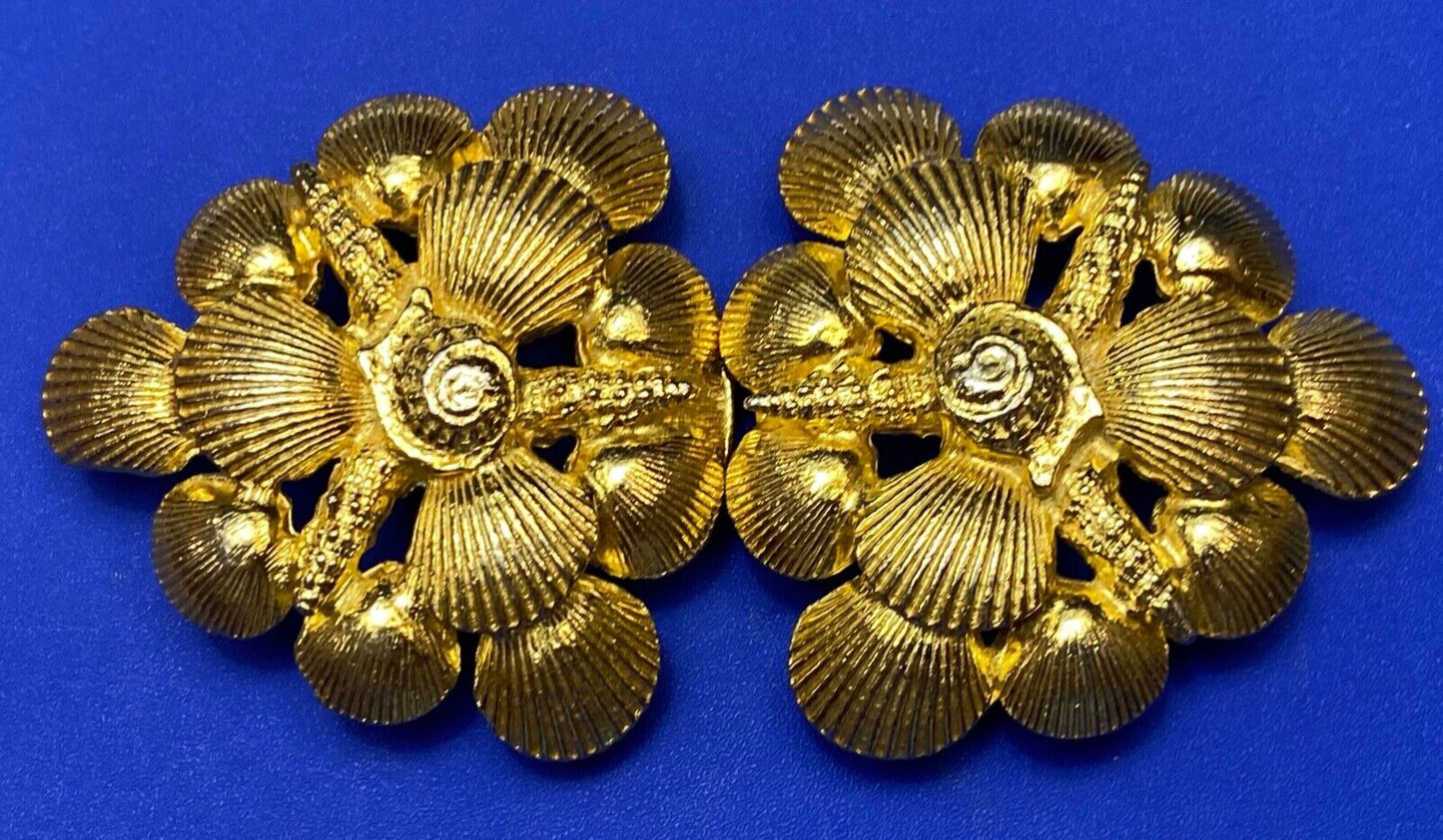 Beautiful 1973 MIMI di N Multiple Clam Shells Two piece Interlocking belt buckle