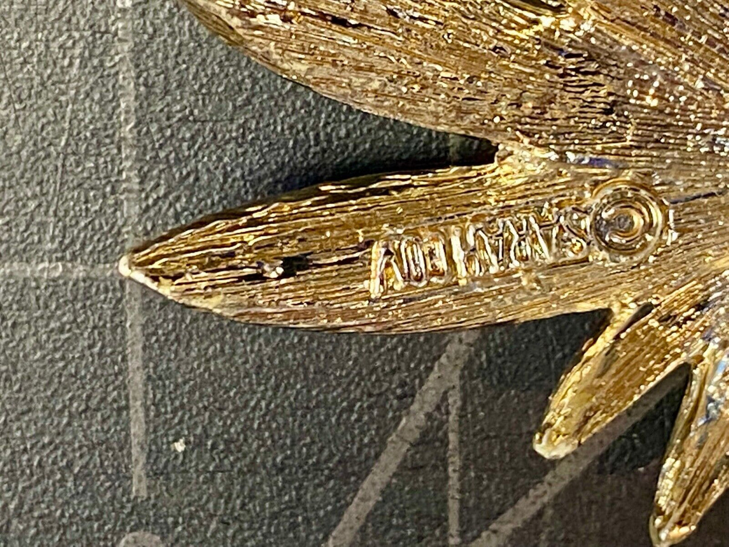 VINTAGE SARAH COVENTRY GOLD TONE LEAF STAR BURST LARGE PIN BROOCH