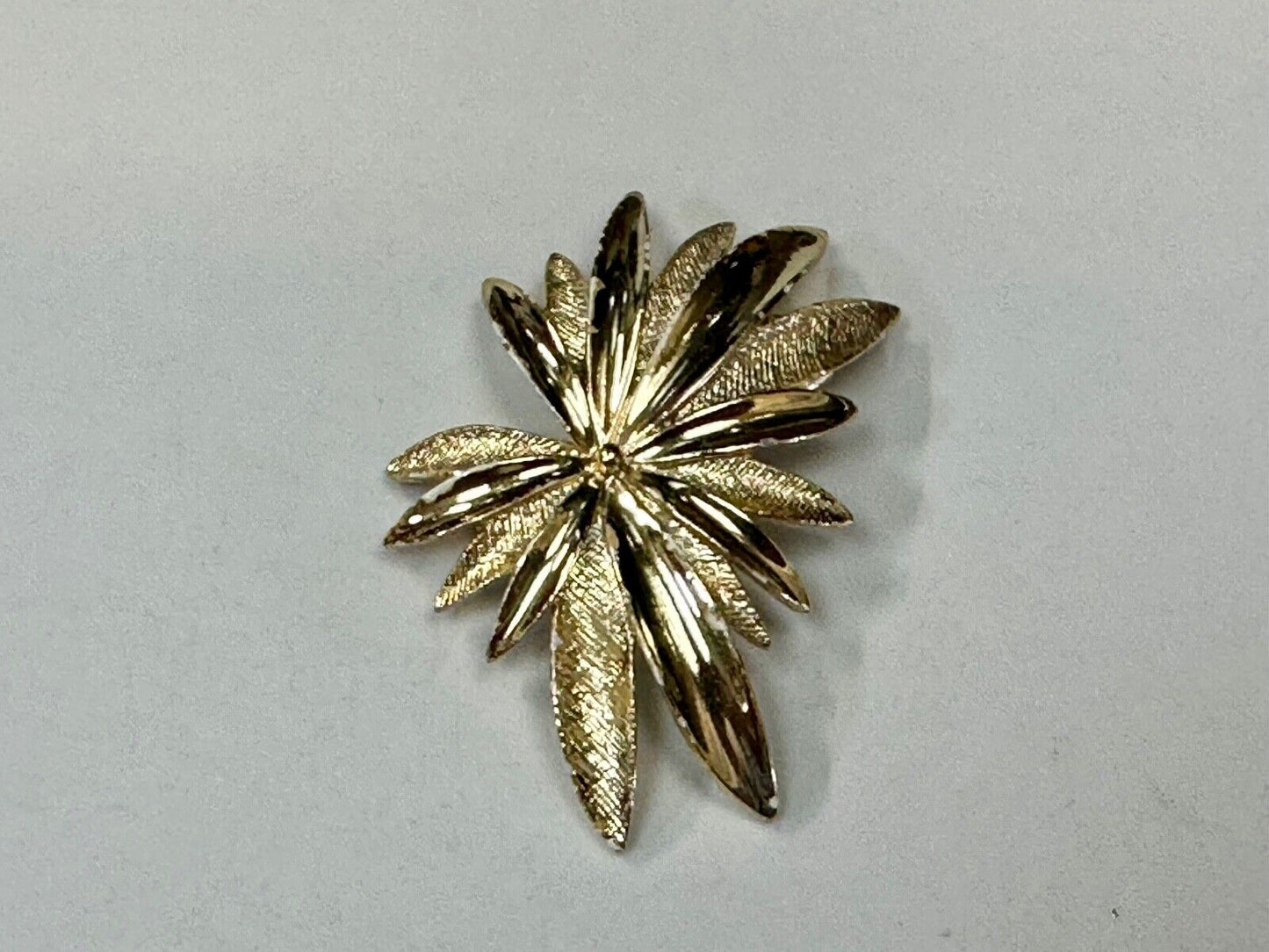 vintage Brushed gold tone starburst floral theme Sarah Coventry brooch pin