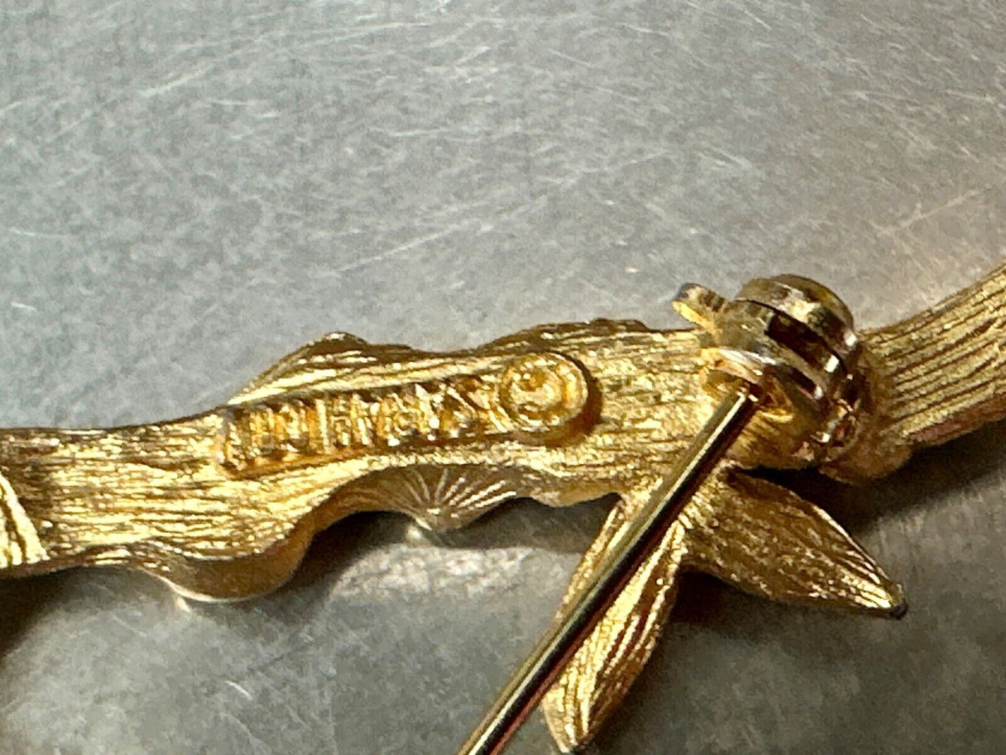 BAMBOO TWIG LETTER INITIAL " R " VINTAGE SARAH COVENTRY GOLDTONE BROOCH PIN