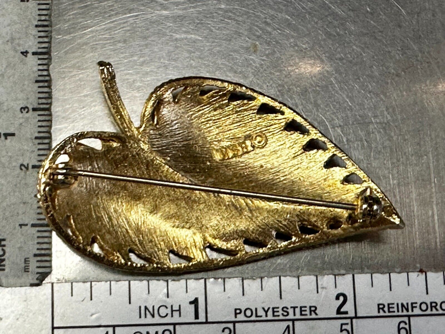 Beautiful Leaf Shaped Large 2.5" wide! Gold Tone Brooch Pin Signed BSK