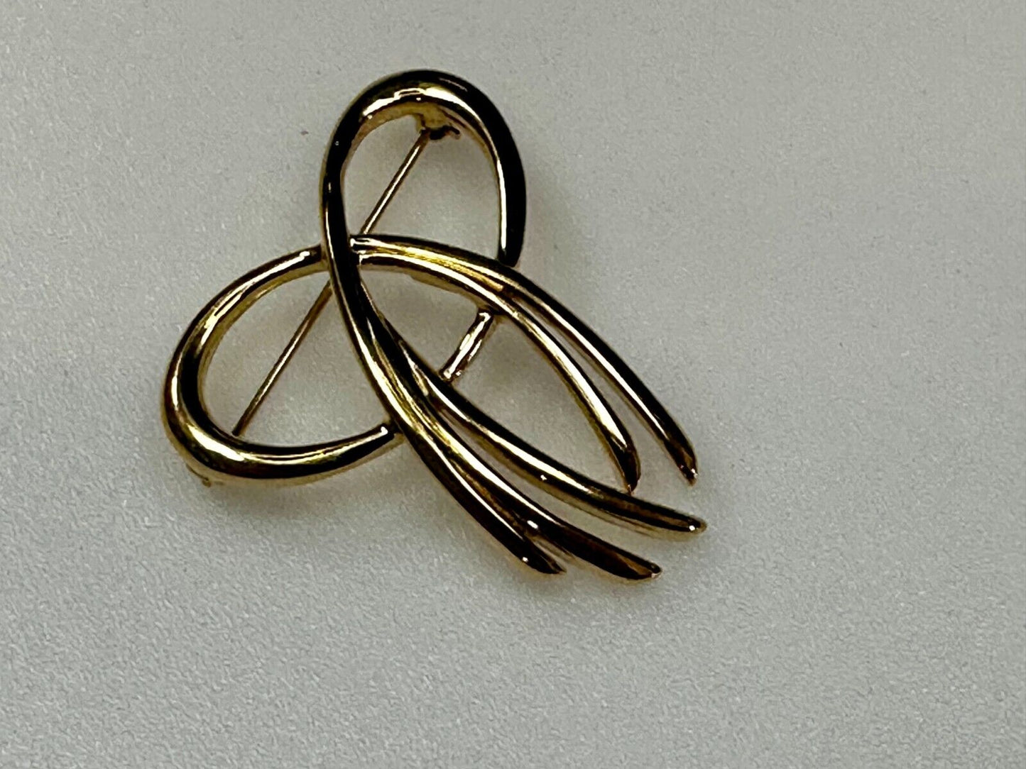 Beautiful Ribbon Looped Bow Gold Tone Vintage Brooch Pin Signed by Trifari