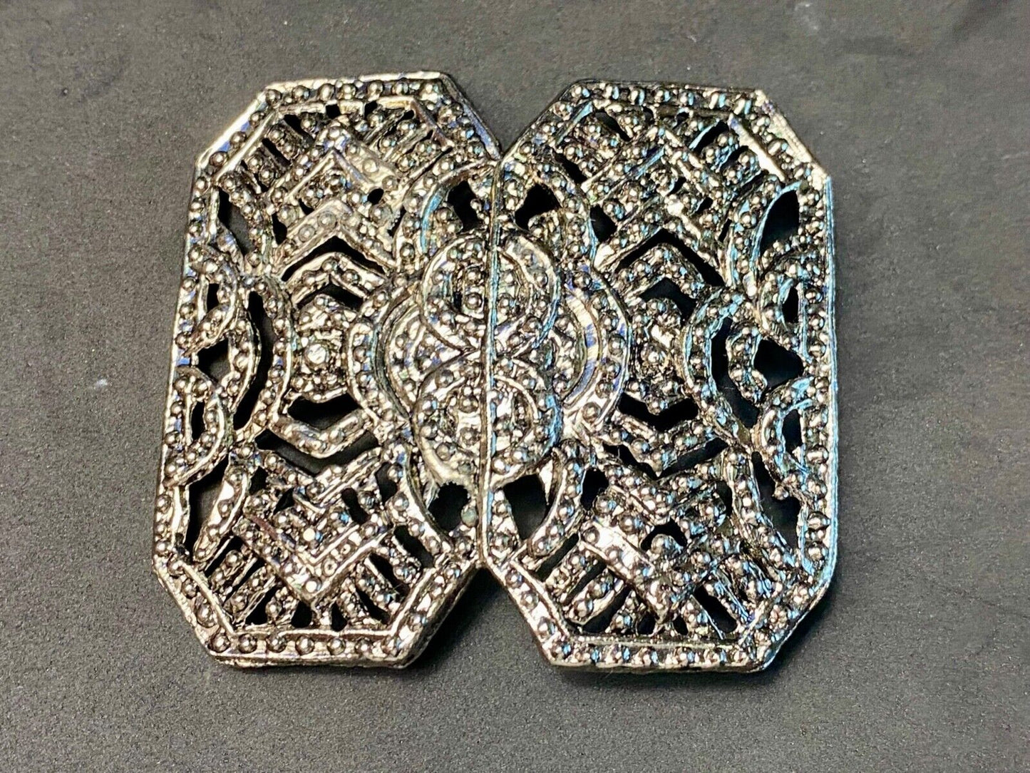 Beautiful A pique silver color - or real non magnetic - see though belt buckle