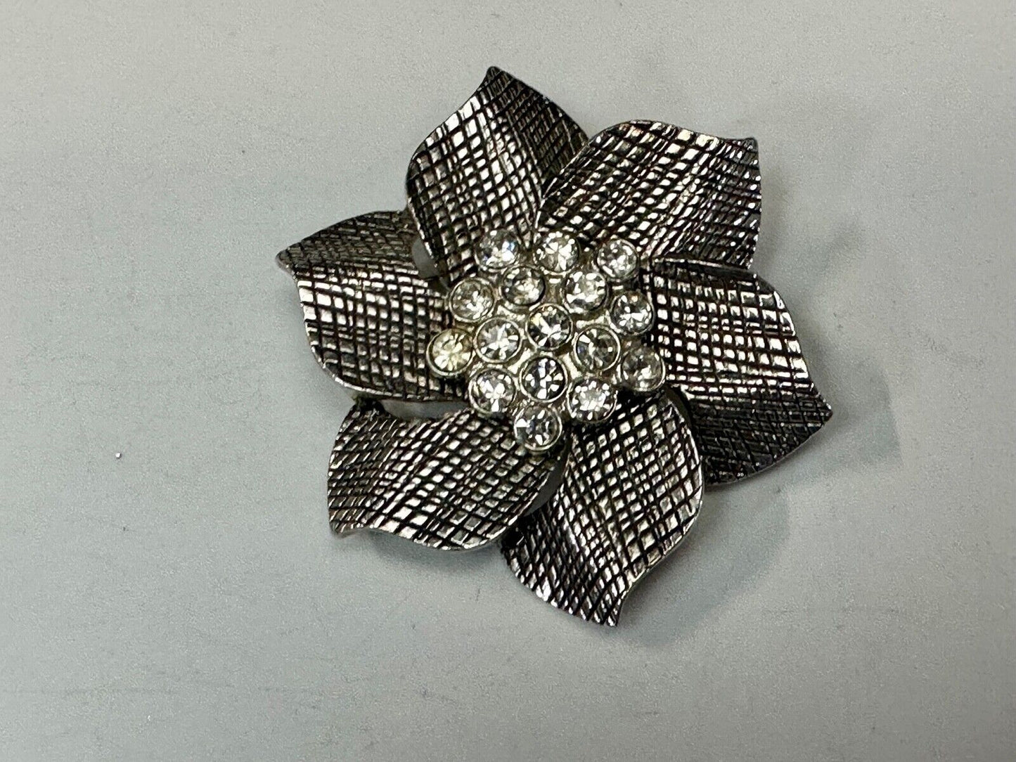 Adorable Figural BOW Premere Designs PD signed vintage brooch pin