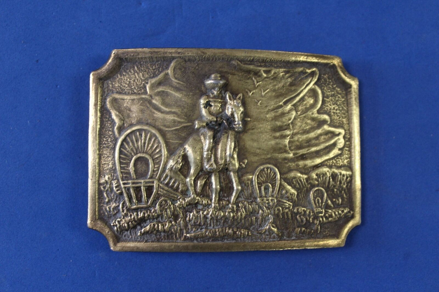 Vintage belt buckle, Covered wagon's and horses heading west?