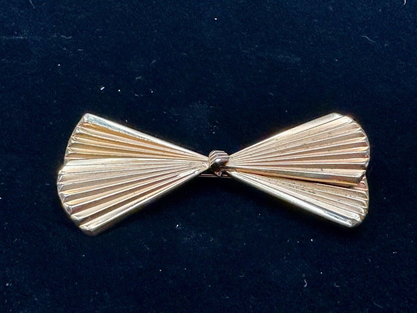 Beautiful gold tone FAN or Bow Tie pattern Giovanni signed Vintage Brooch Pin