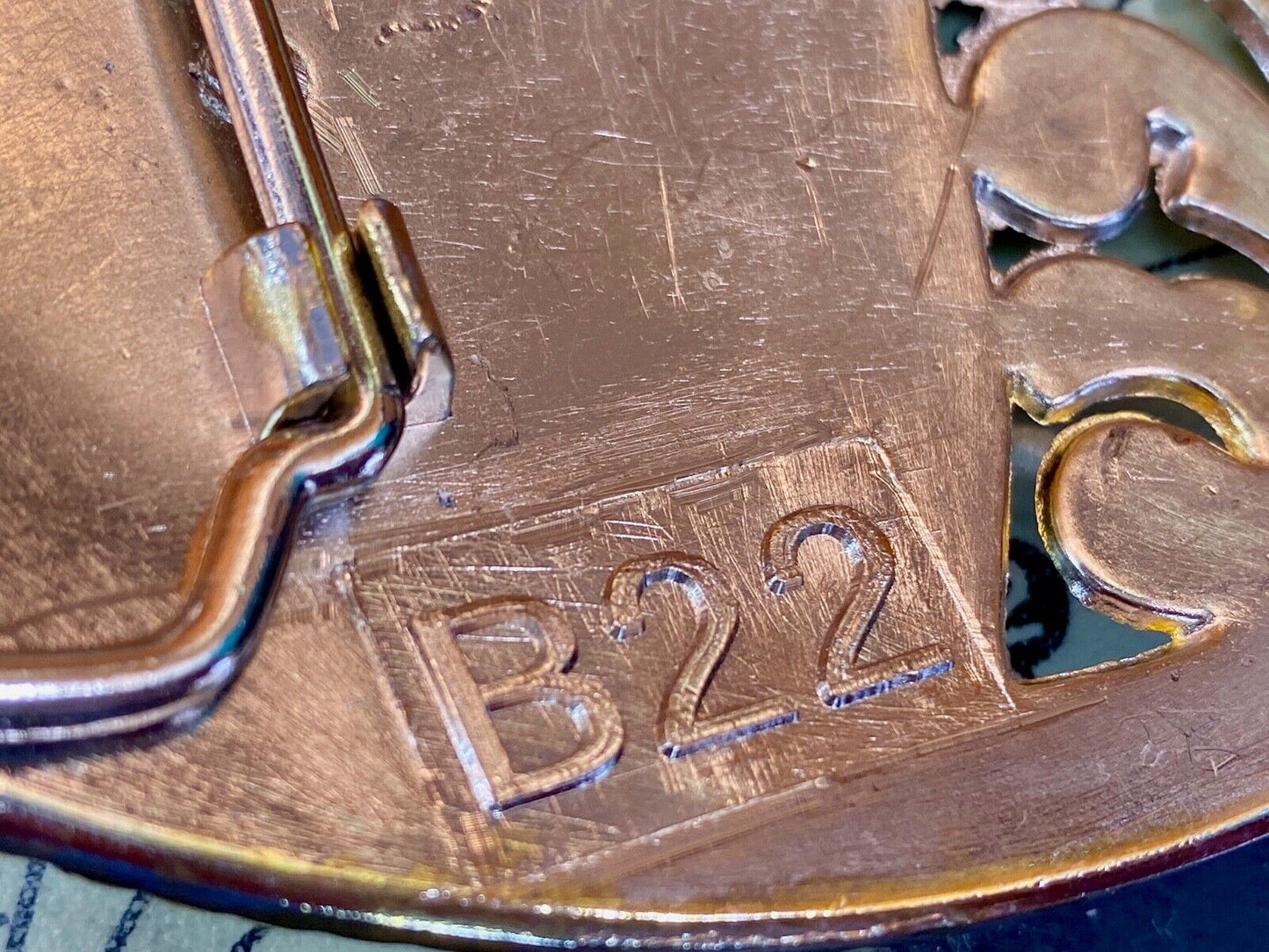 B22 See Through Two Tone Belt Buckle Featuring Horse Bust Head Flower Swirl