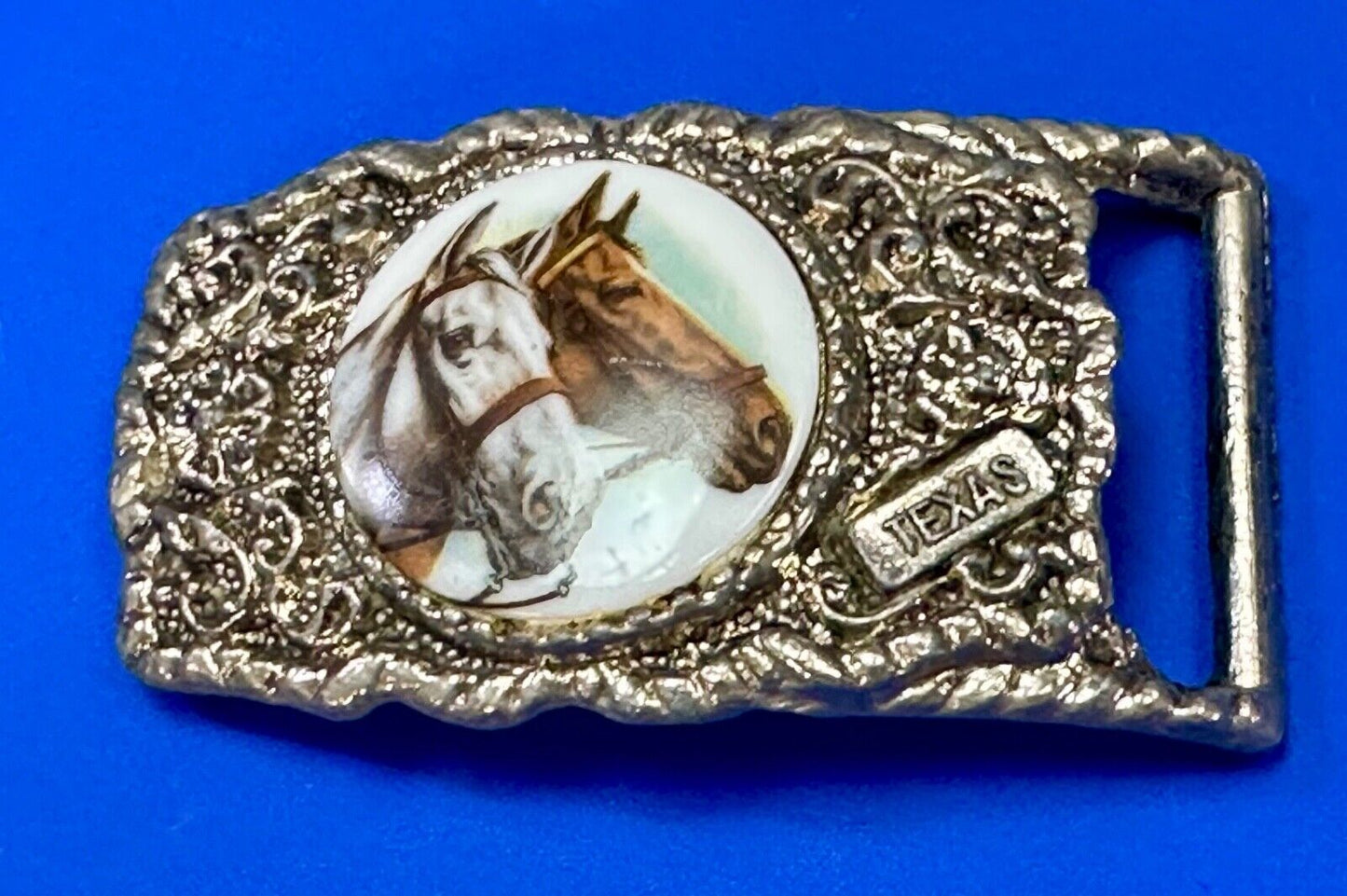 2 horses picture as centerpiece in TEXAS marked silver tone chunky belt buckle