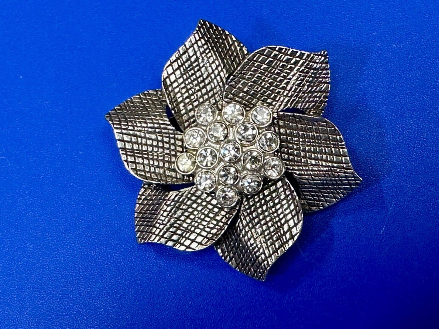 Adorable Figural BOW Premere Designs PD signed vintage brooch pin