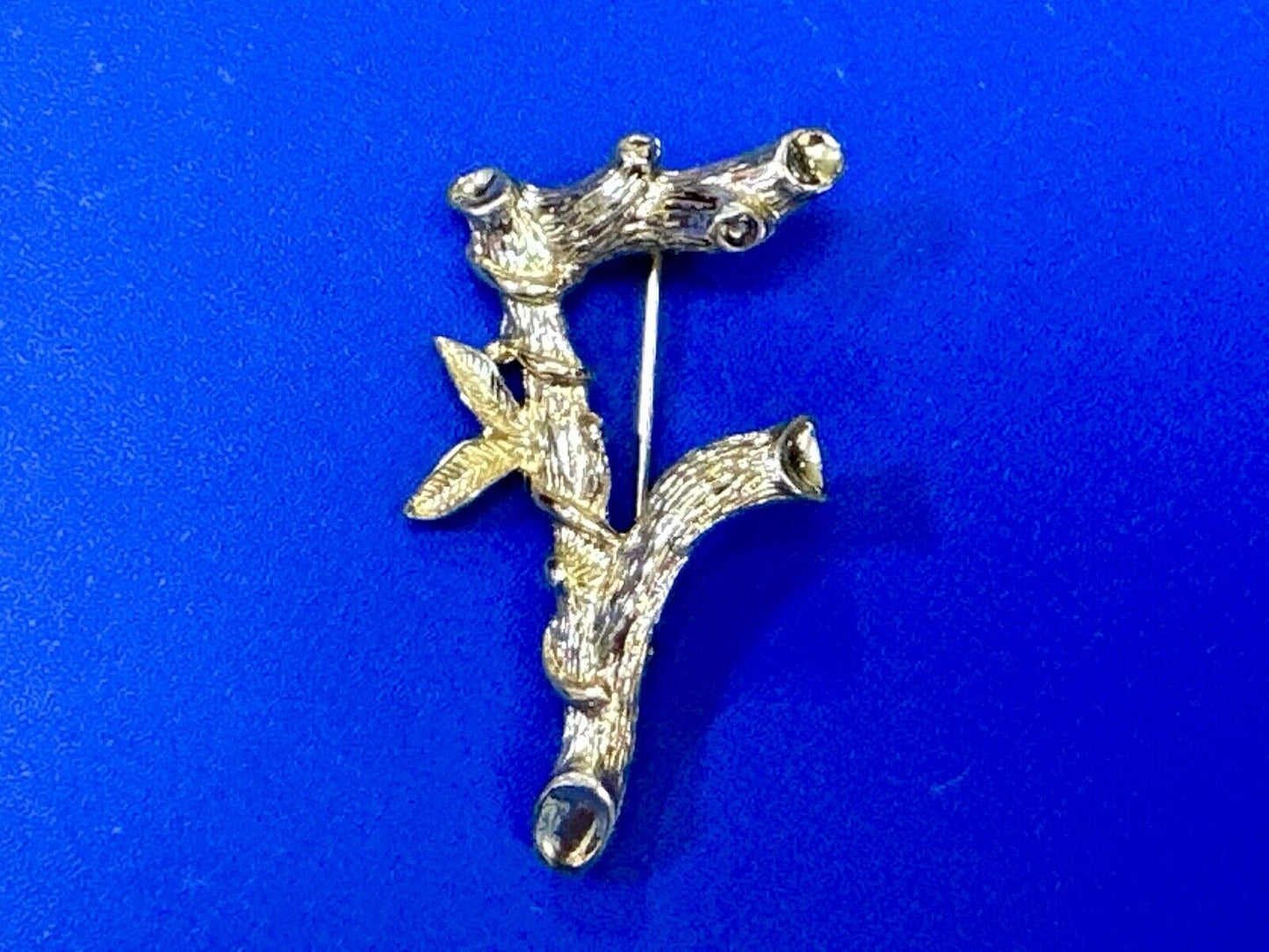 BAMBOO TWIG LETTER INITIAL " F " VINTAGE SARAH COVENTRY GOLDTONE BROOCH PIN