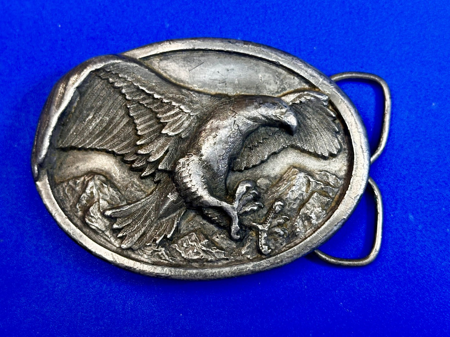 American Bald Eagle Attacking Flying Hunting Vintage 1984 Bergamot Belt Buckle