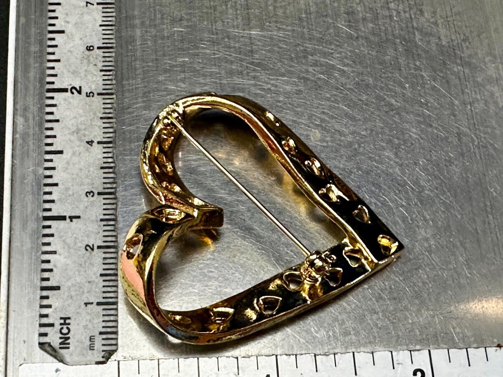 True Hearts Valentine Days Open Cutout Gold Tone Vintage Brooch Pin Signed Avon