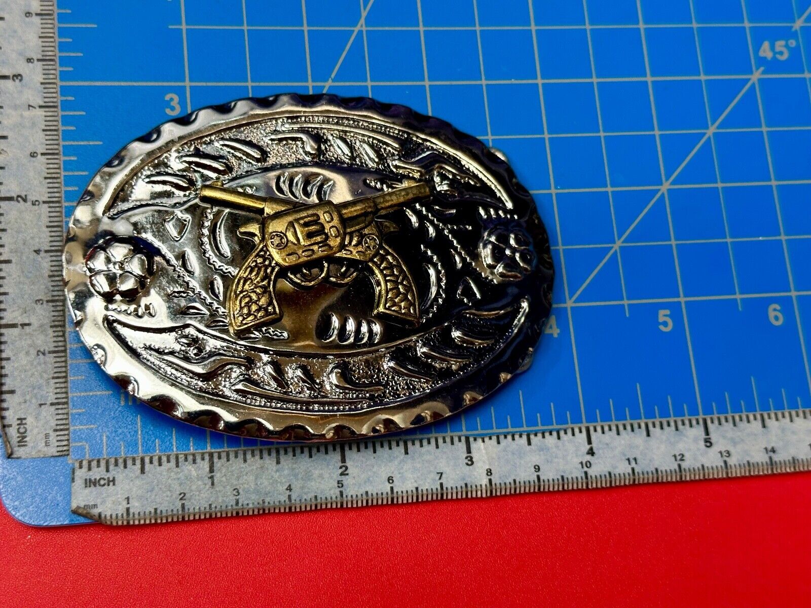 Two western crossed guns revolvers six shooters on two tone belt buckle