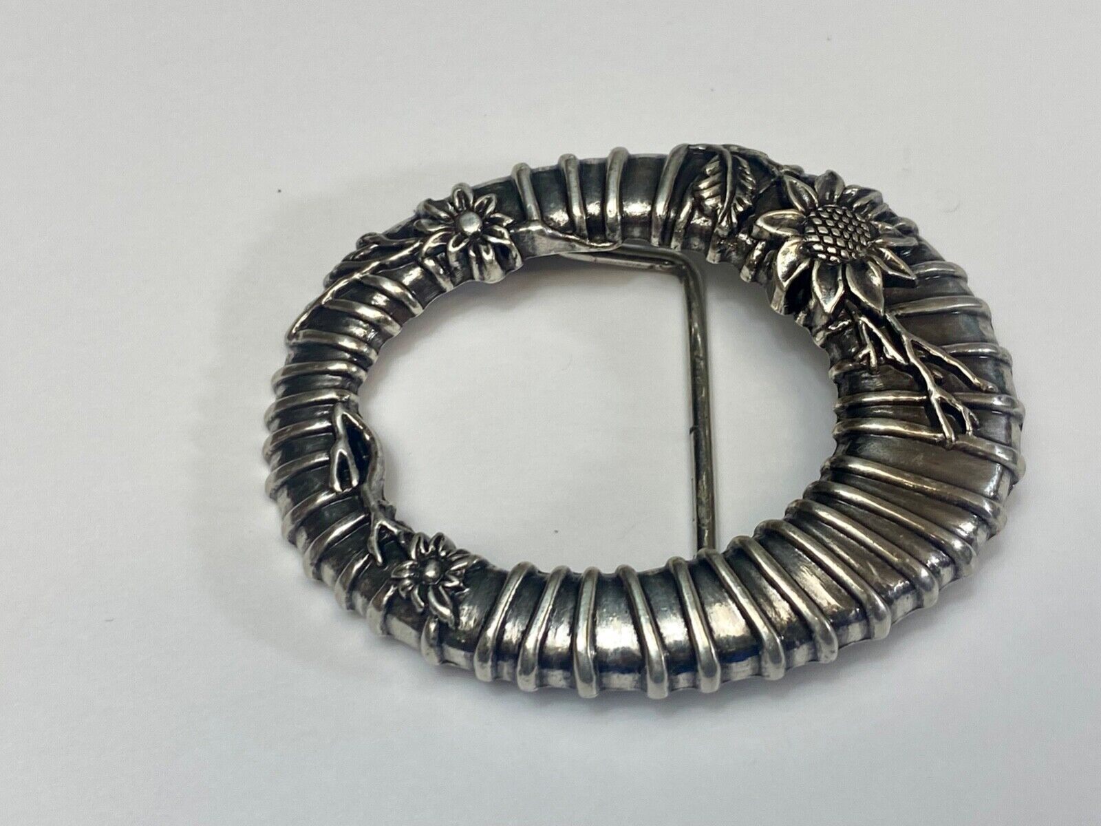unique wire twist silver tone flower theme oval Vintage belt buckle