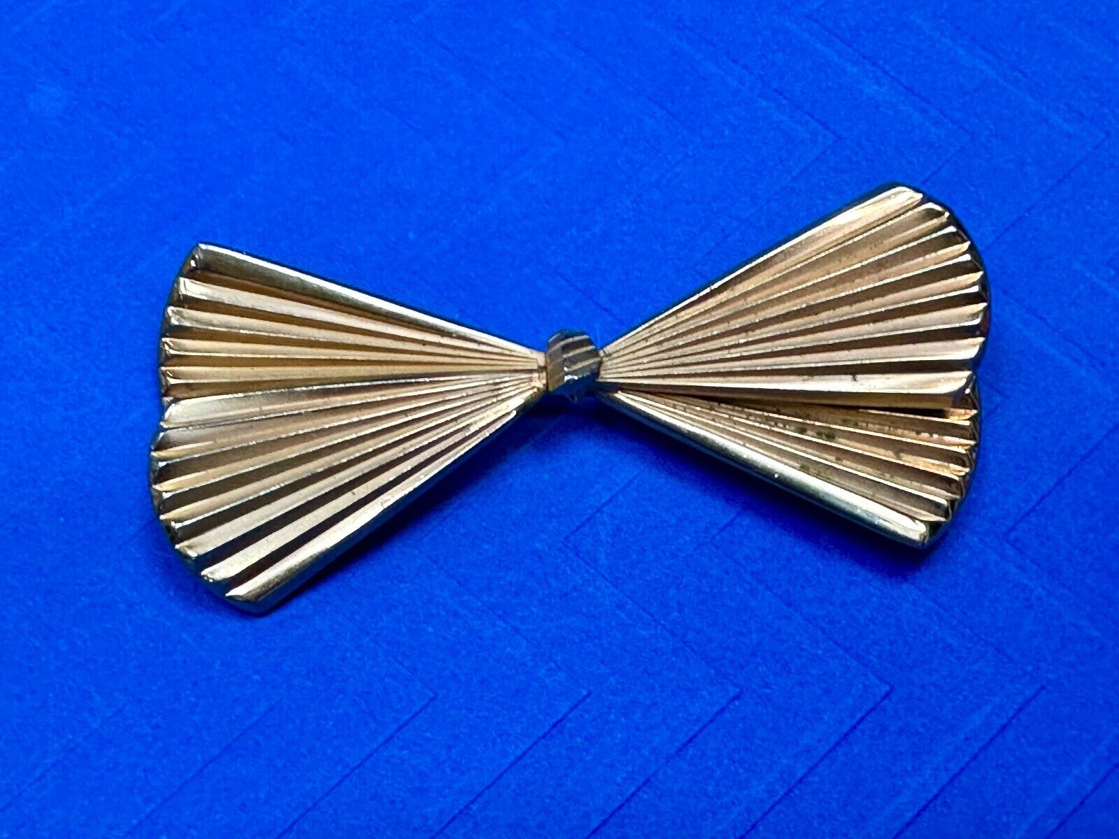 Beautiful gold tone FAN or Bow Tie pattern Giovanni signed Vintage Brooch Pin