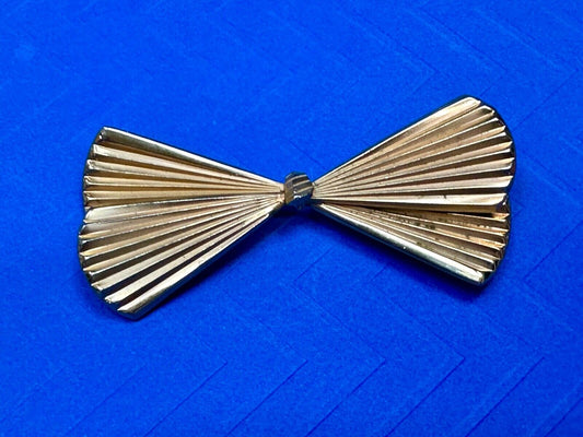 Beautiful gold tone FAN or Bow Tie pattern Giovanni signed Vintage Brooch Pin