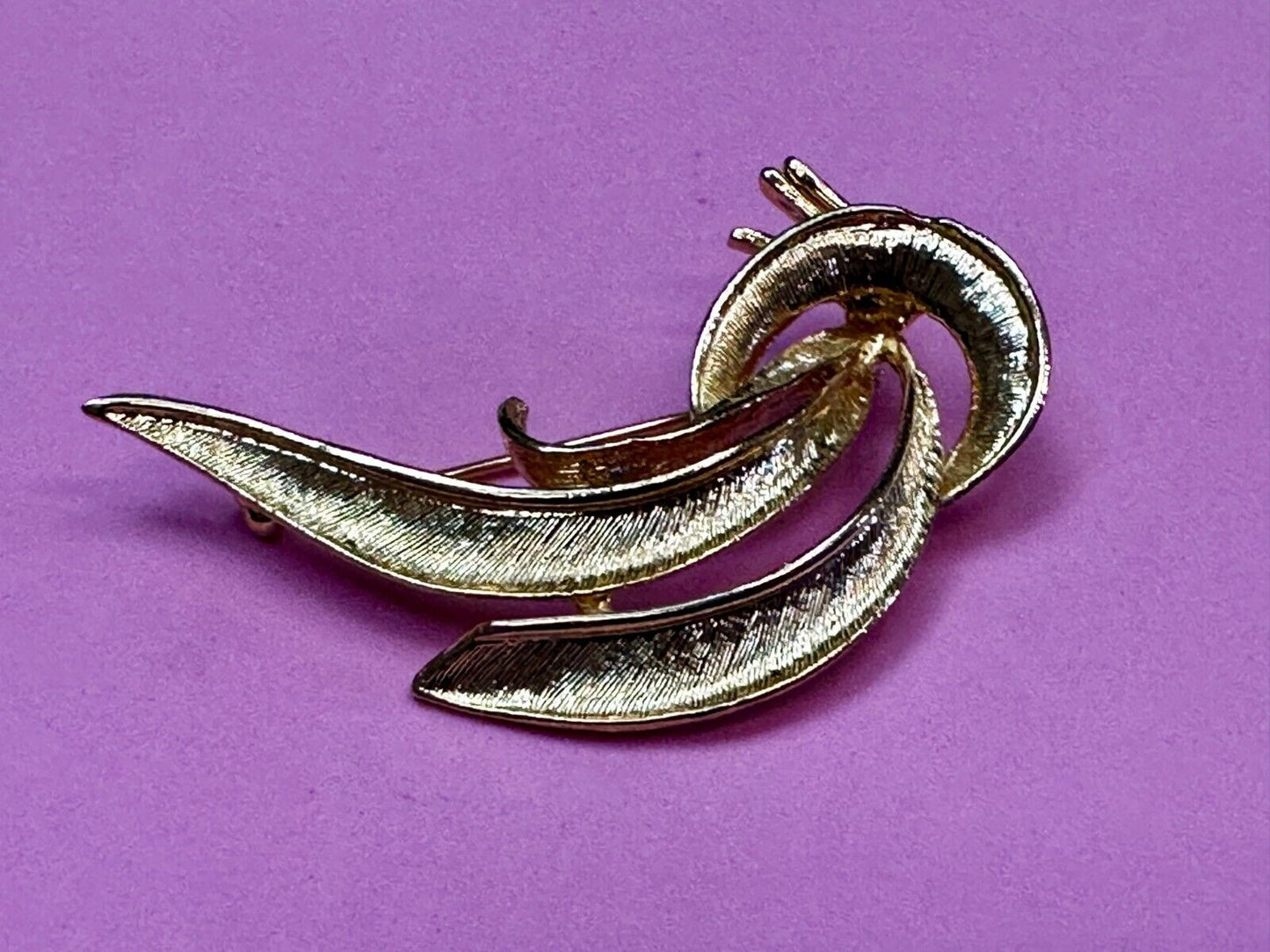 Abstract Leaf Pattern Vintage Textured Gold Tone Brooch Pin Signed by M
