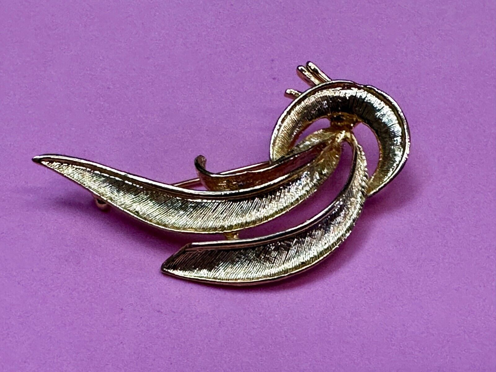 Abstract Leaf Pattern Vintage Textured Gold Tone Brooch Pin Signed by M