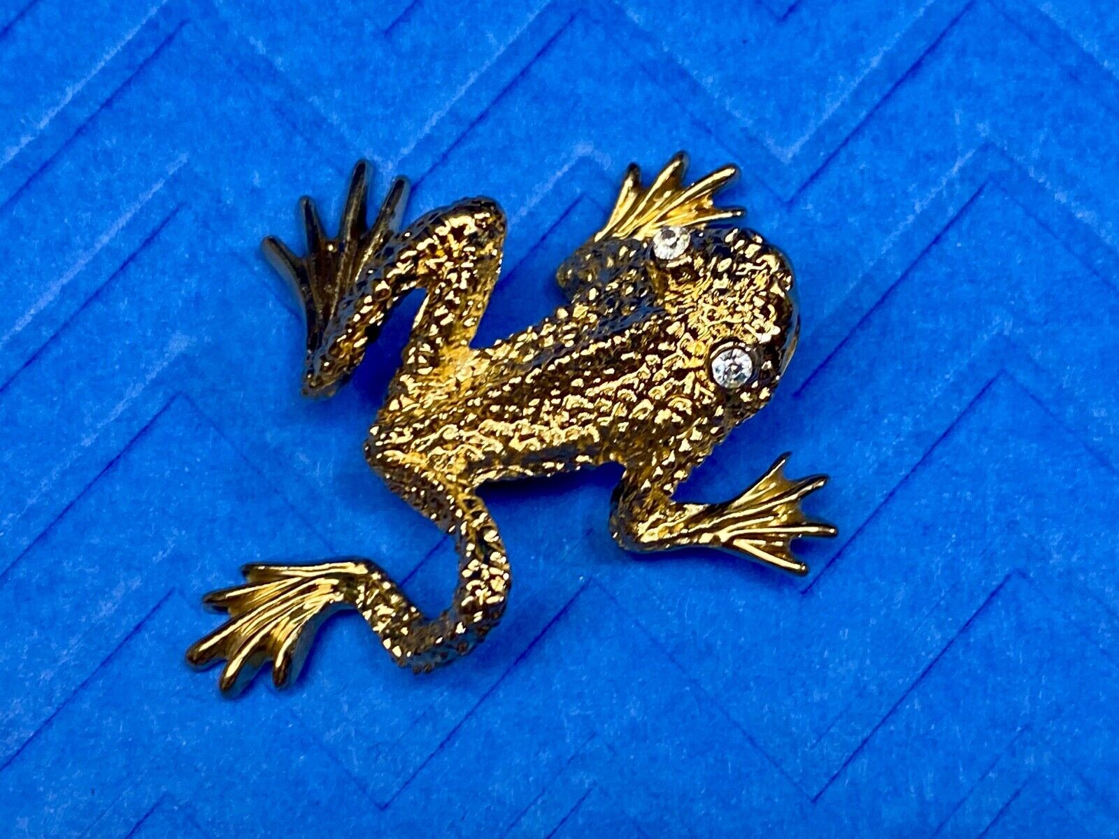 Vintage Danecraft Signed Gold Tone Frog Brooch with rhinestone eyes! 
