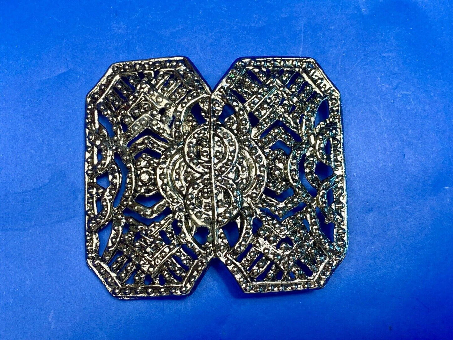 Beautiful A pique silver color - or real non magnetic -  see though belt buckle