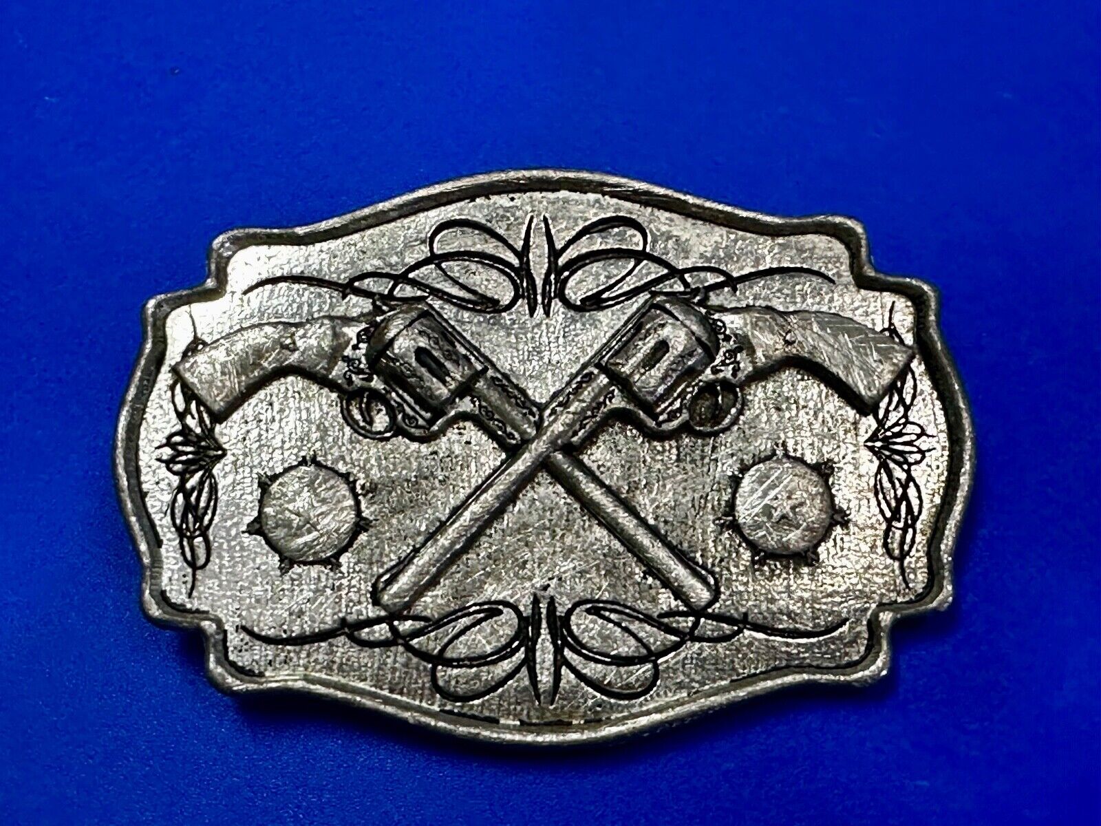 Two Guns Revolver Pistol Western Mobtown 2004 Silver Tone Belt Buckle