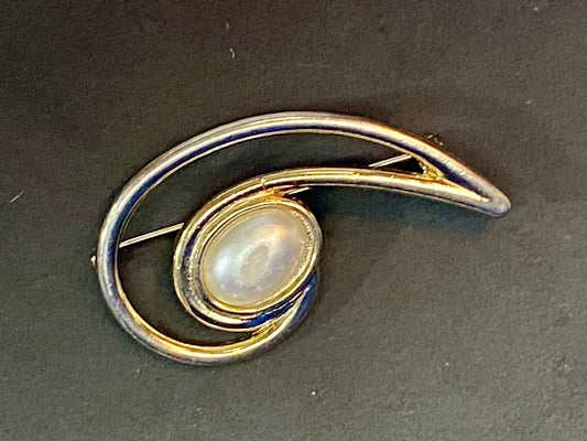Vintage Abstract Brooch Pin Gold Tone Swirl Swoosh Faux Pearl Center Stone