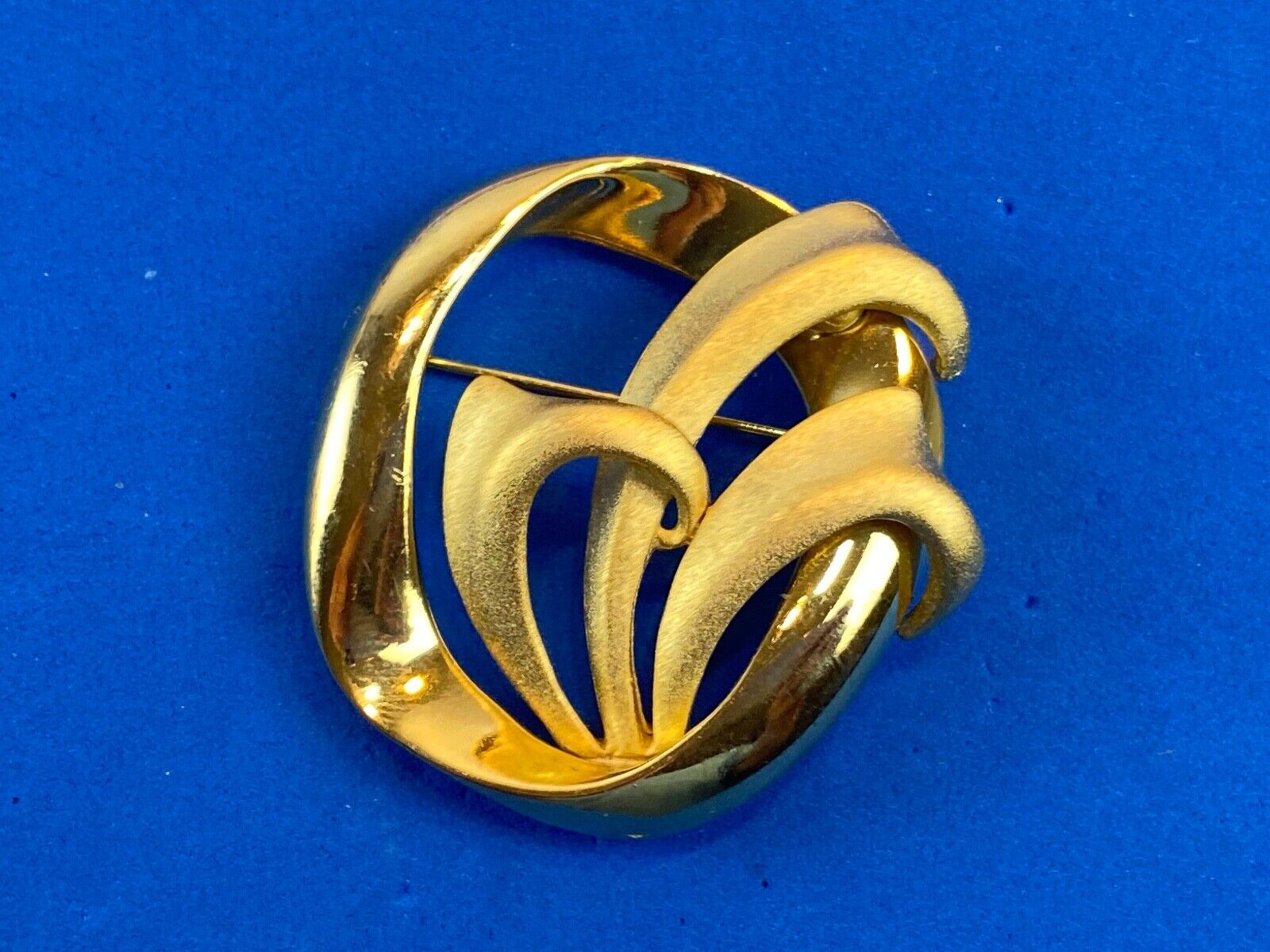 Vintage gold tone brooch round swirl pattern - leafy fern plant. 