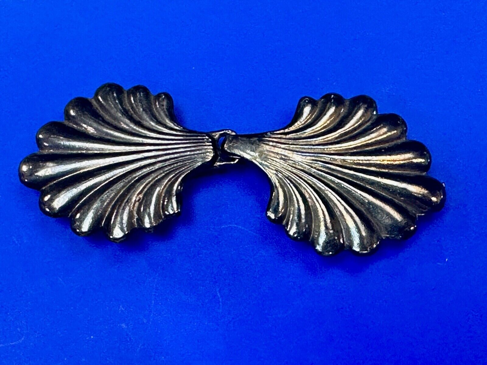 Two piece interconnecting leaf style shape vintage belt buckle