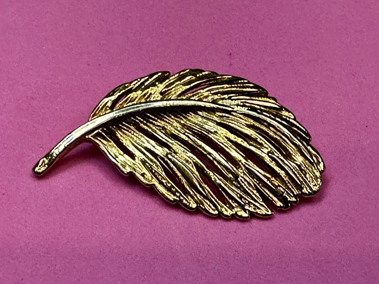 Vintage Leather Feather Textured Gold Tone Brooch Pin Marked Taiwan 1320