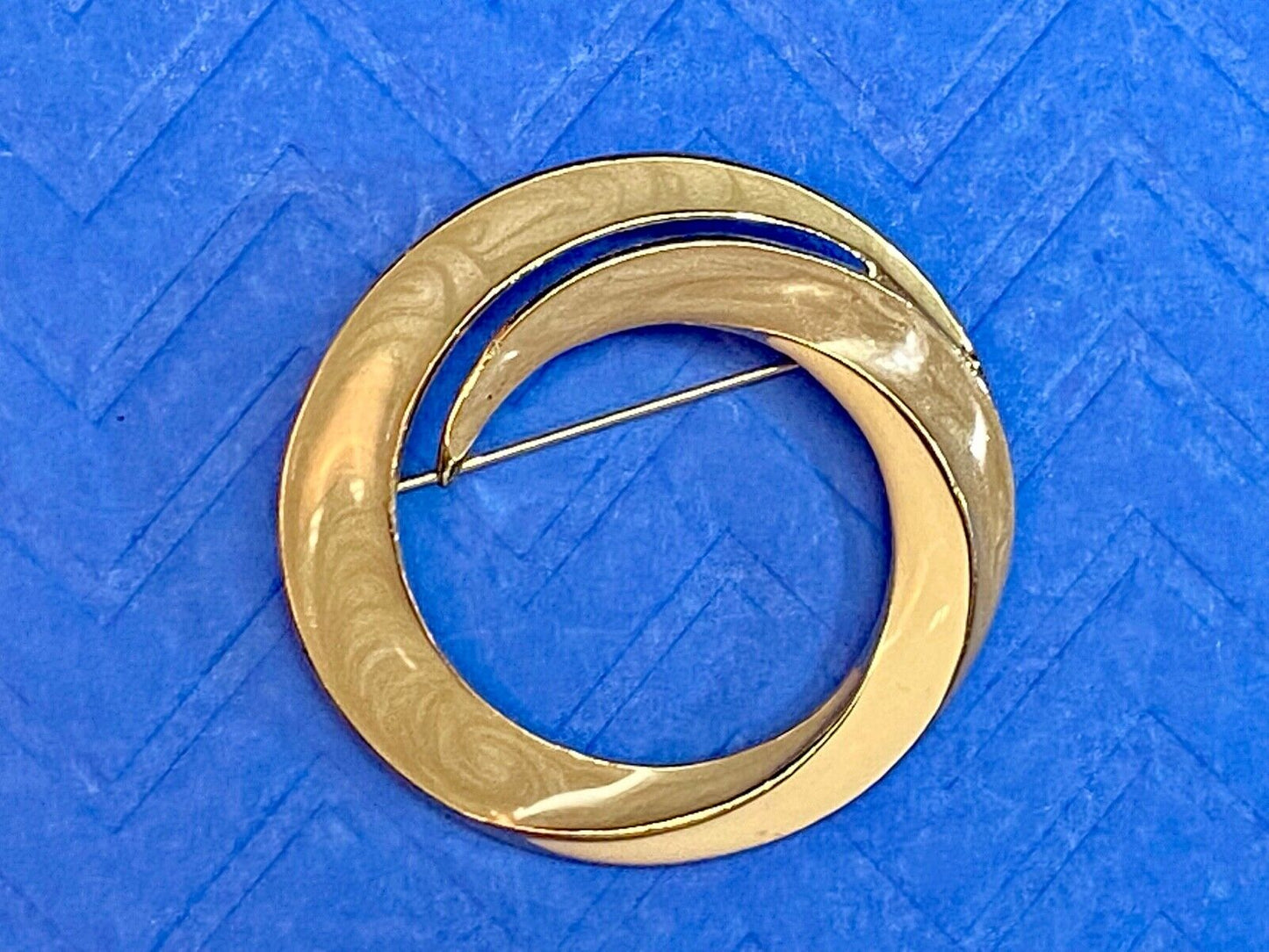 Vintage Trifari Brooch Pin Taupe Beige Cream Nude Enamel Swirl Circle Gold Tone 