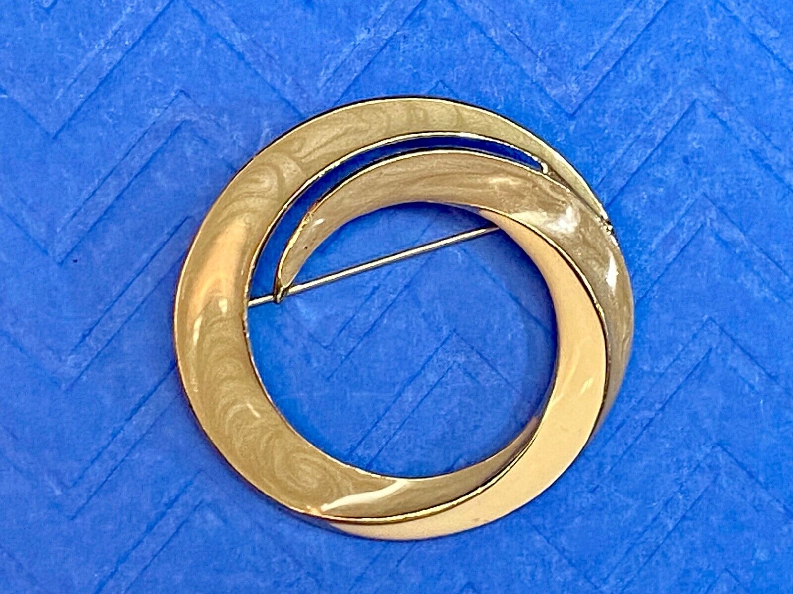 Vintage Trifari Brooch Pin Taupe Beige Cream Nude Enamel Swirl Circle Gold Tone 