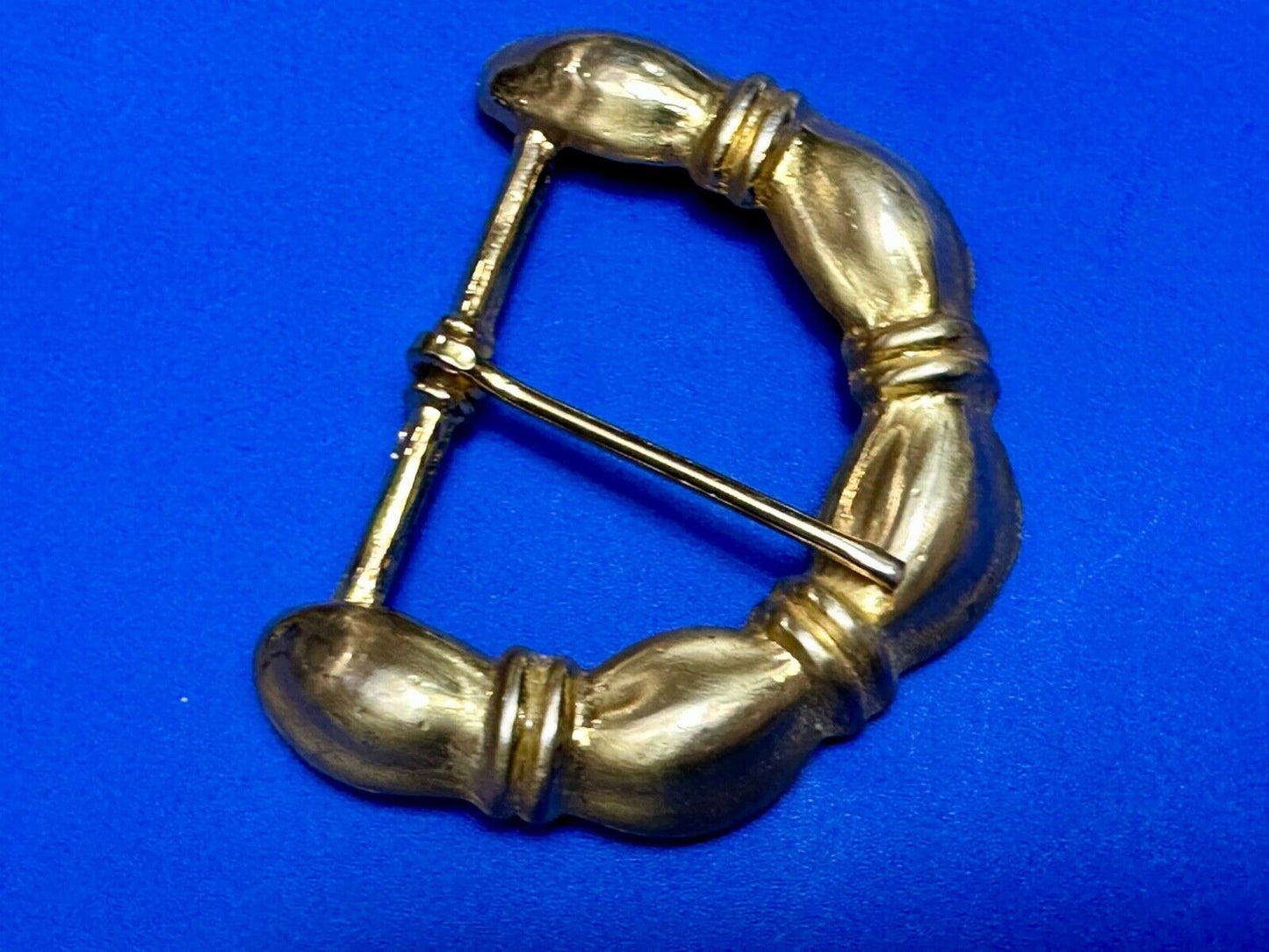 Unique dimensional "puffy" appearing! gold tone replace belt buckle