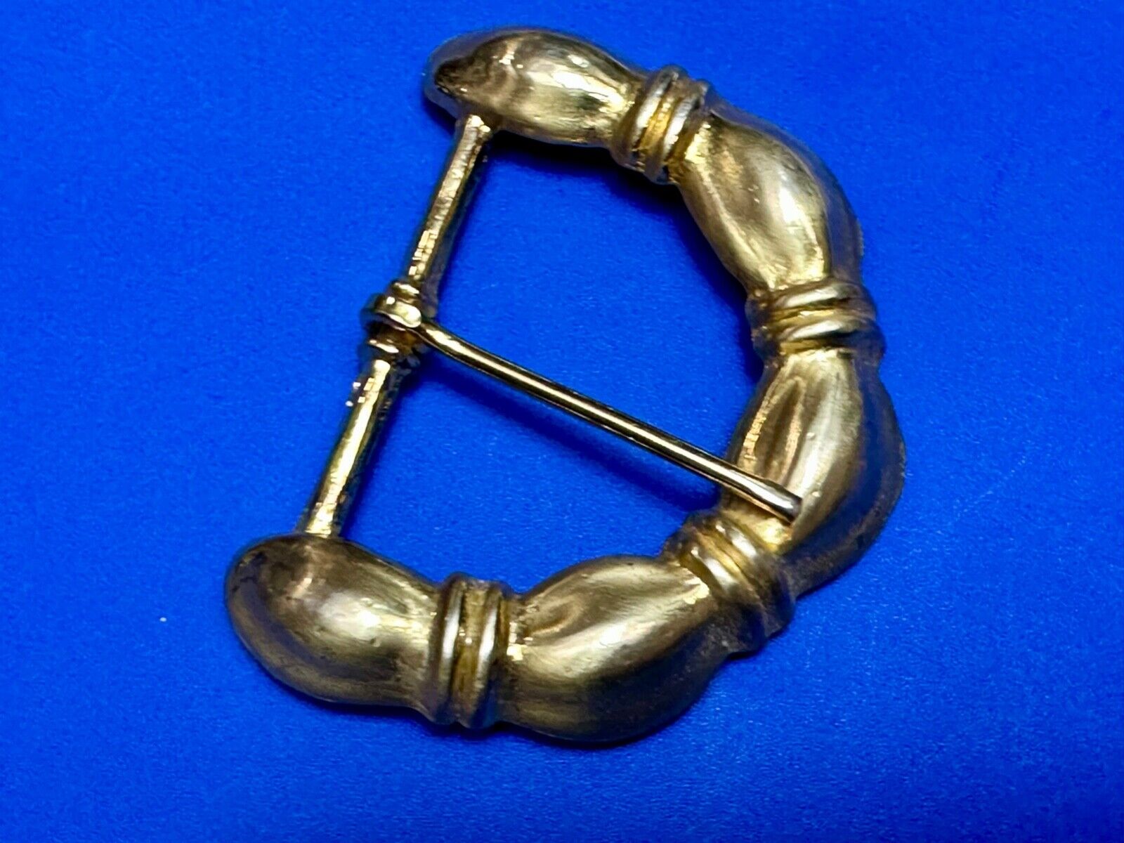 Unique dimensional "puffy" appearing! gold tone replace belt buckle