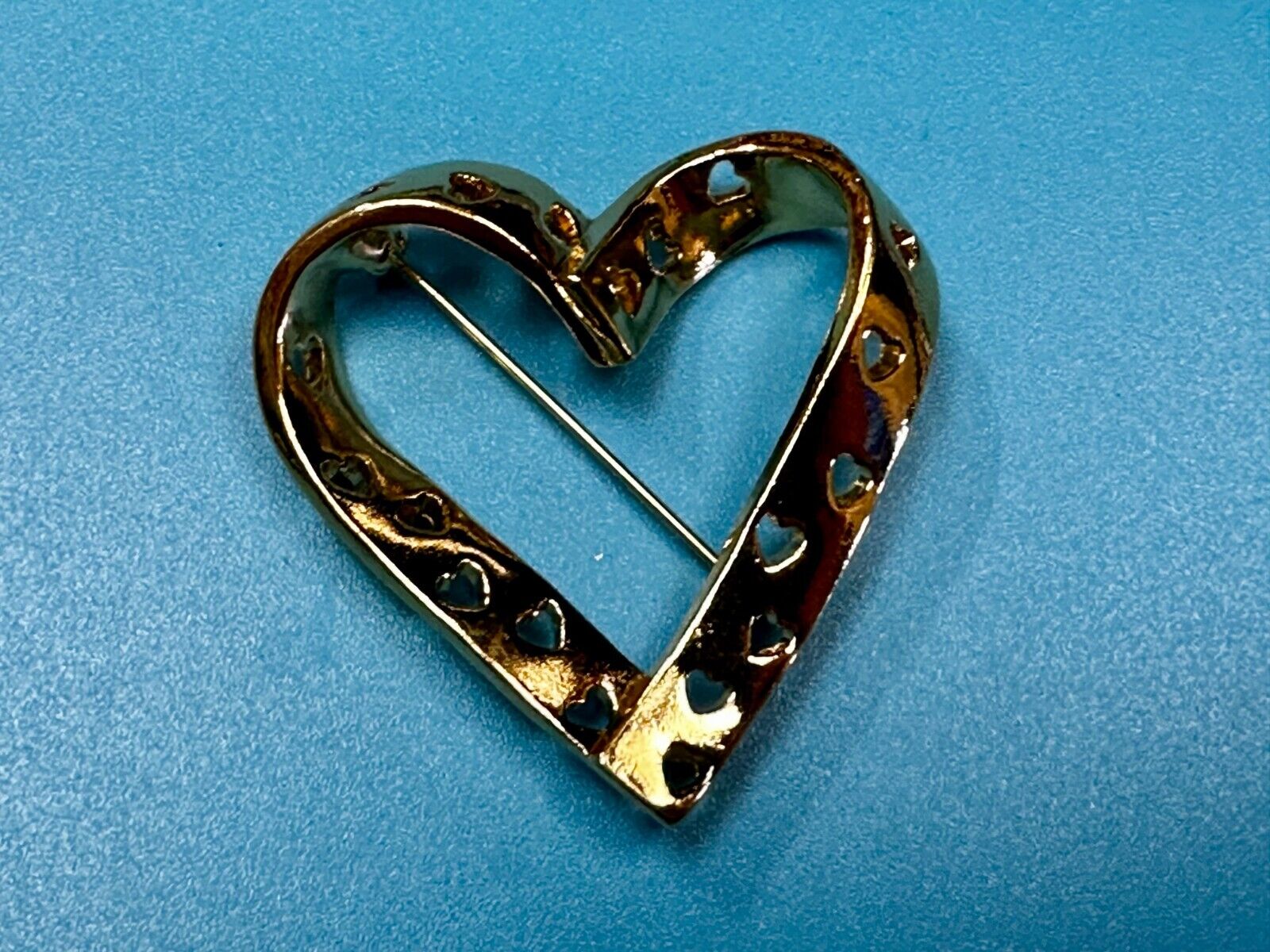True Hearts Valentine Days Open Cutout Gold Tone Vintage Brooch Pin Signed Avon