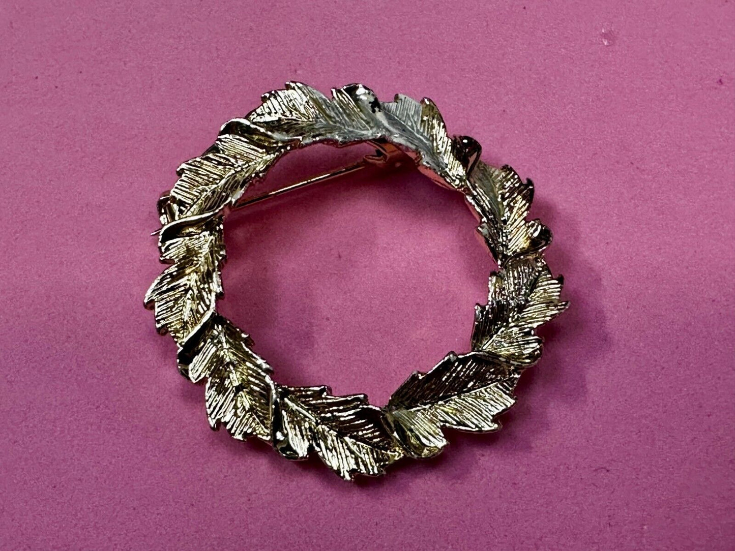 Vintage Gerrys Gold Tone Textured Leaf Leaves Round Wreath Brooch Pin