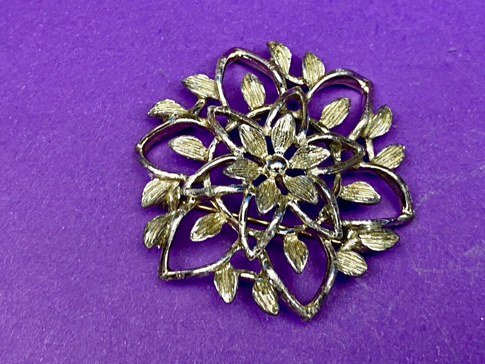 VINTAGE  SARAH COVENTRY SILVER TONE SEE THROUGH LEAF BROOCH