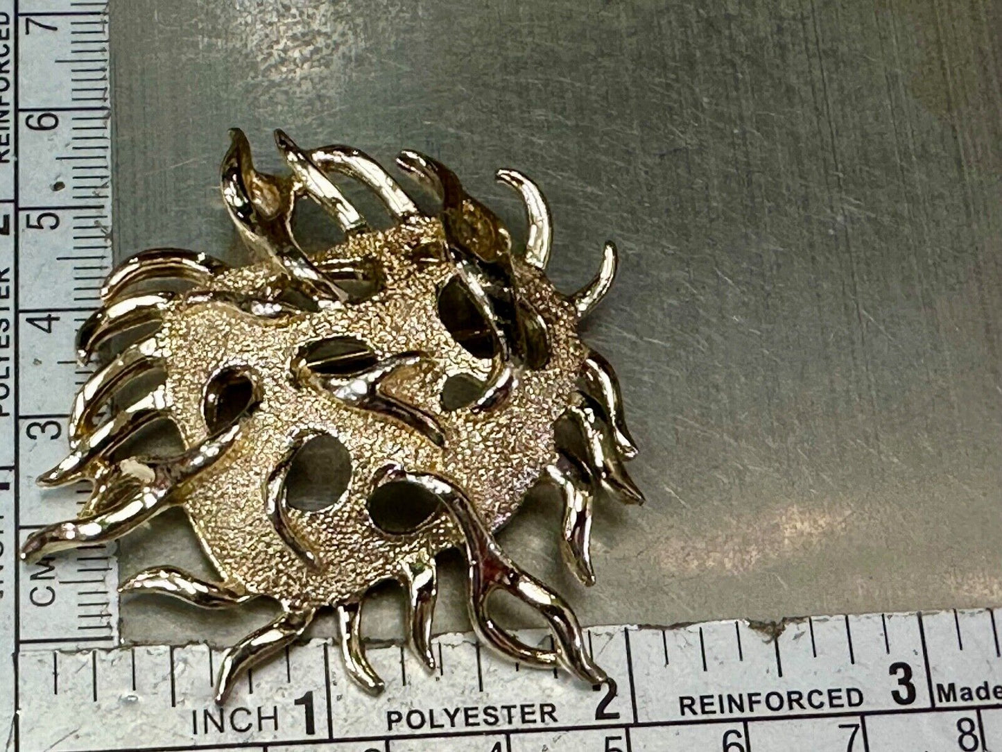 Unique Dimensional Sarah Coventry signed gold tone brooch pin
