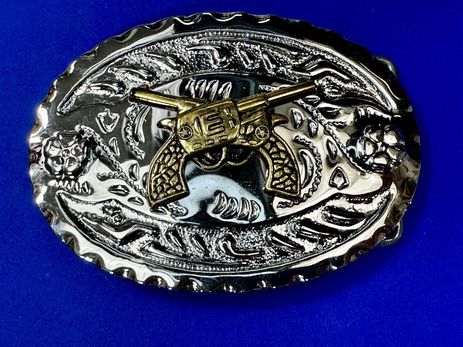 Two Crossed Gun's  Pistols Revolver Six Shooter's Two Tone Western Belt Buckle