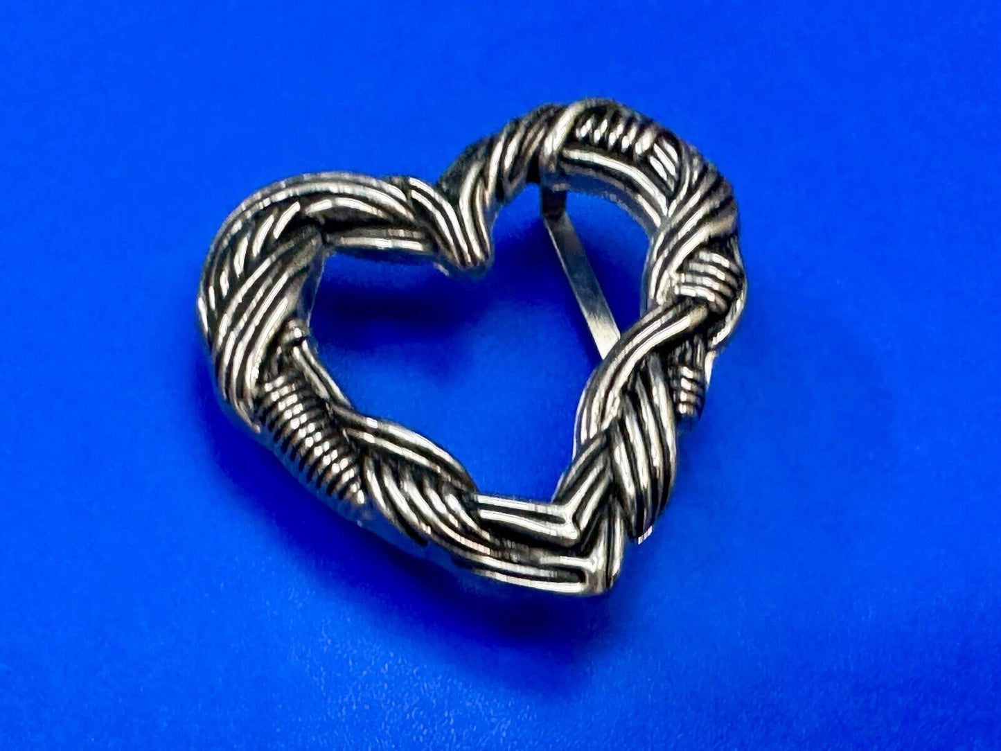 Adorable Twisted HEART - rope wire pattern small 2" wide cutout belt buckle