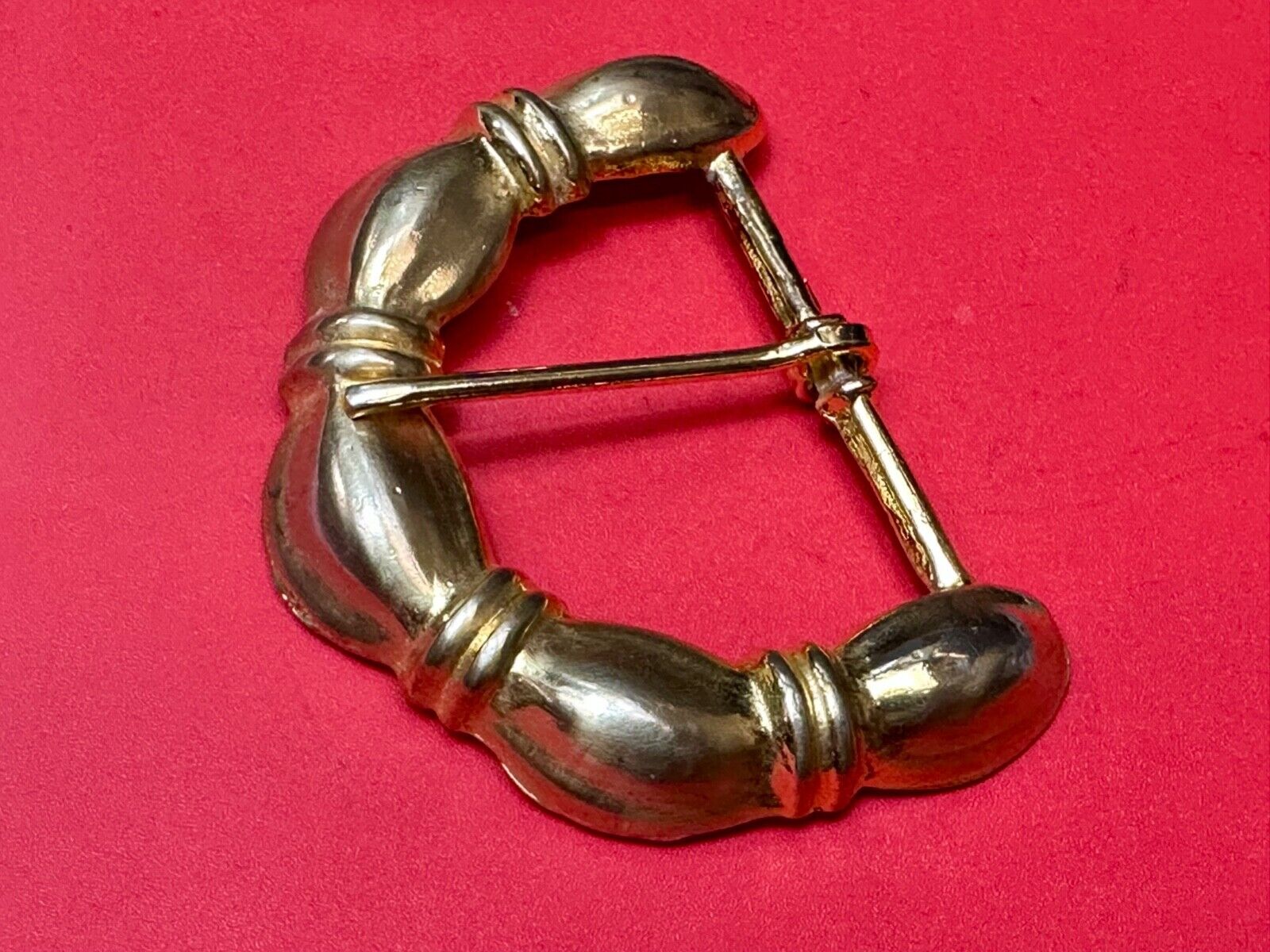 Unique dimensional "puffy" appearing! gold tone replace belt buckle