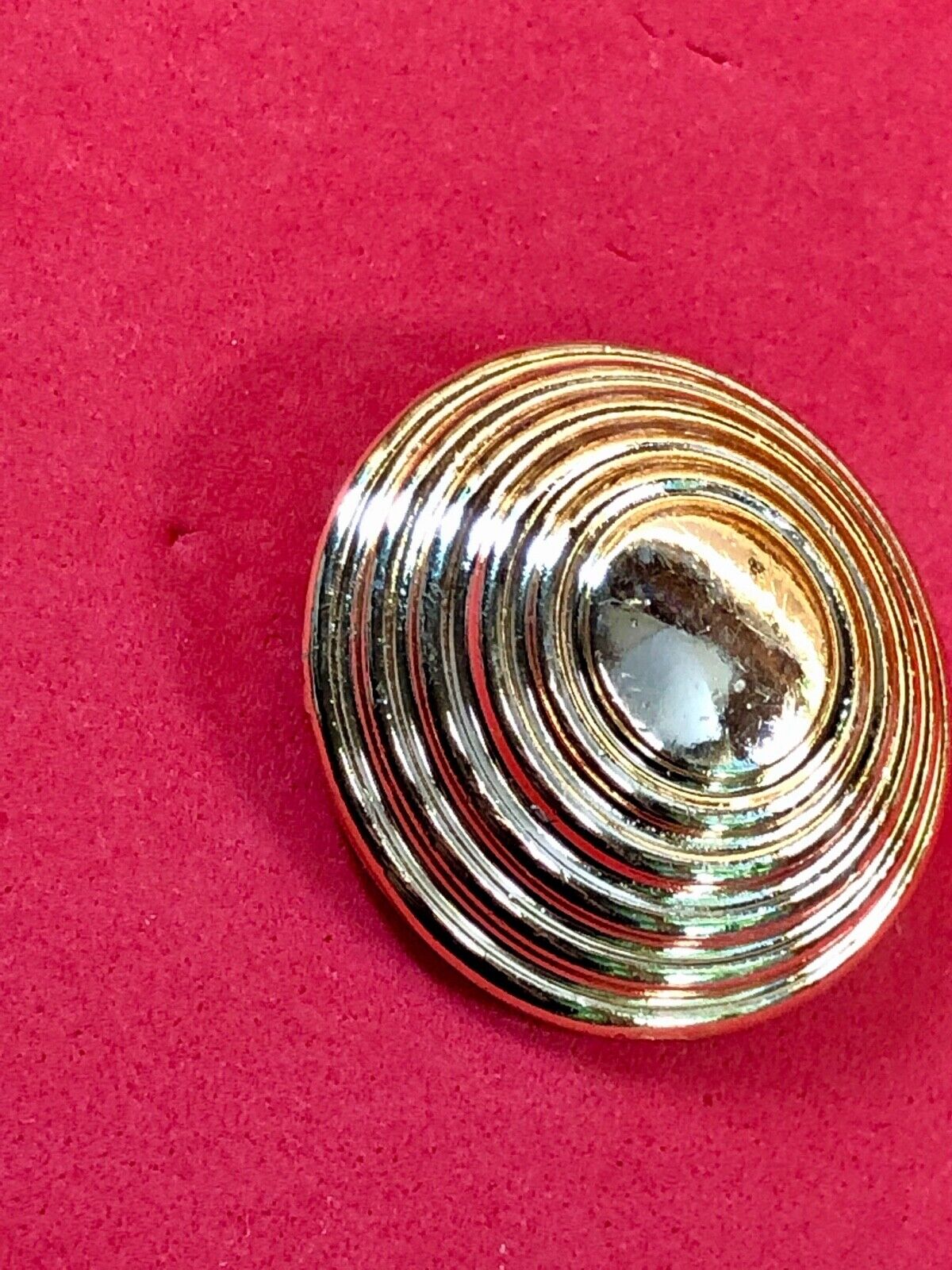 Vinage AJC Fashion brooch pin - Gold tone hat?   Circular pattern   unique! 