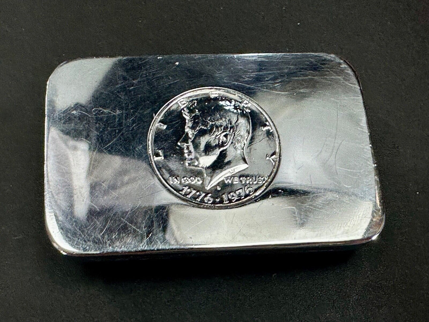 1776-1976 JOHN KENNEDY HALF DOLLAR BICENTENNIAL COIN IN SILVER TONE BELT BUCKLE