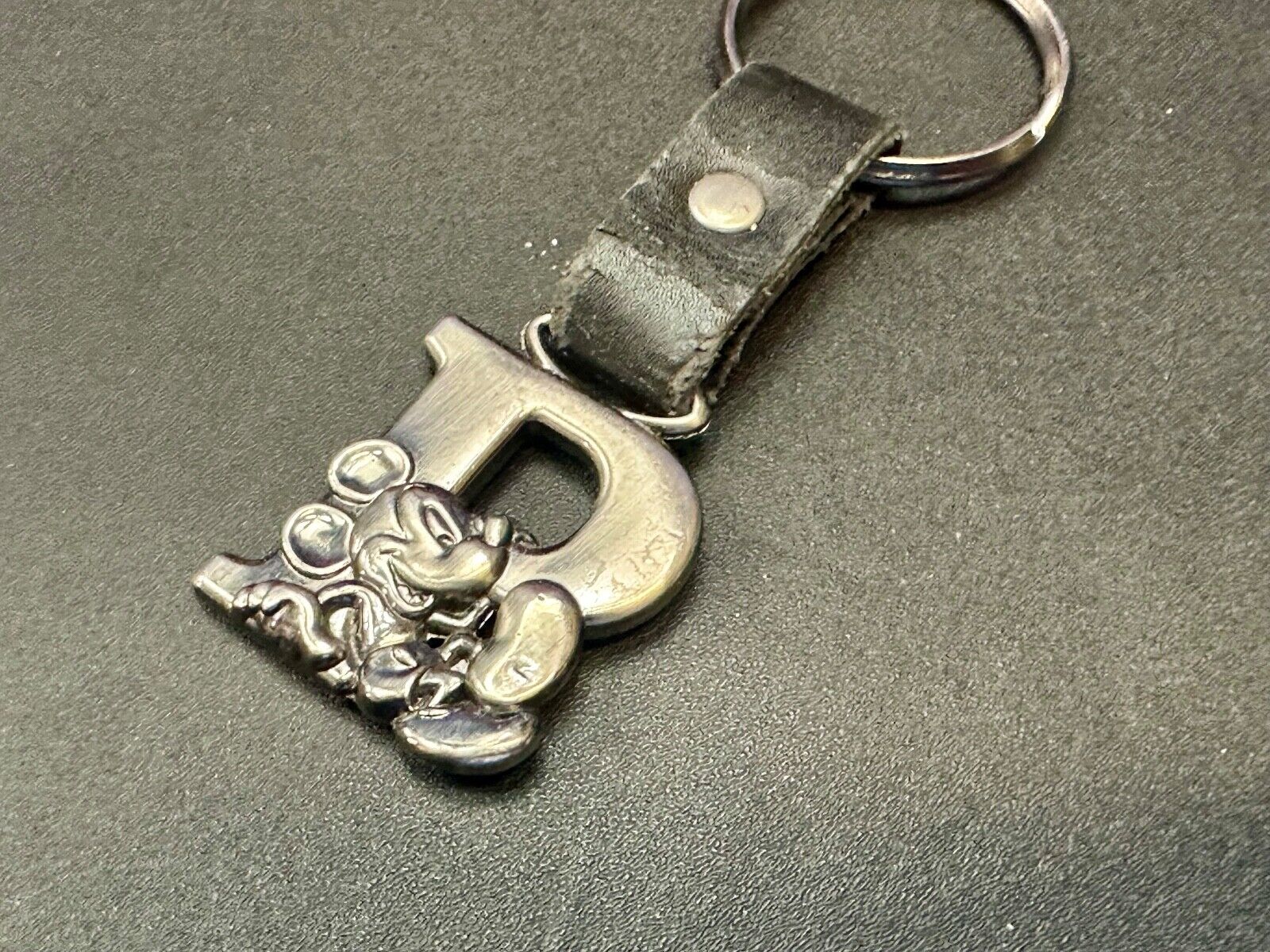 VINTAGE LETTER INITIAL P or B MICKEY MOUSE DISNEY KEYCHAIN LEATHER FOB