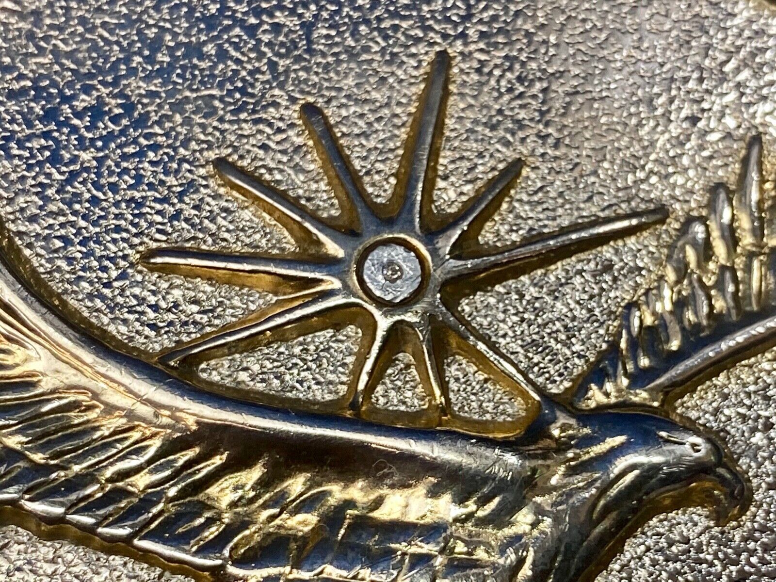 VINTAGE GOLD TONE AMERICAN EAGLE IN FLIGHT BELT BUCKLE with STAR Burst