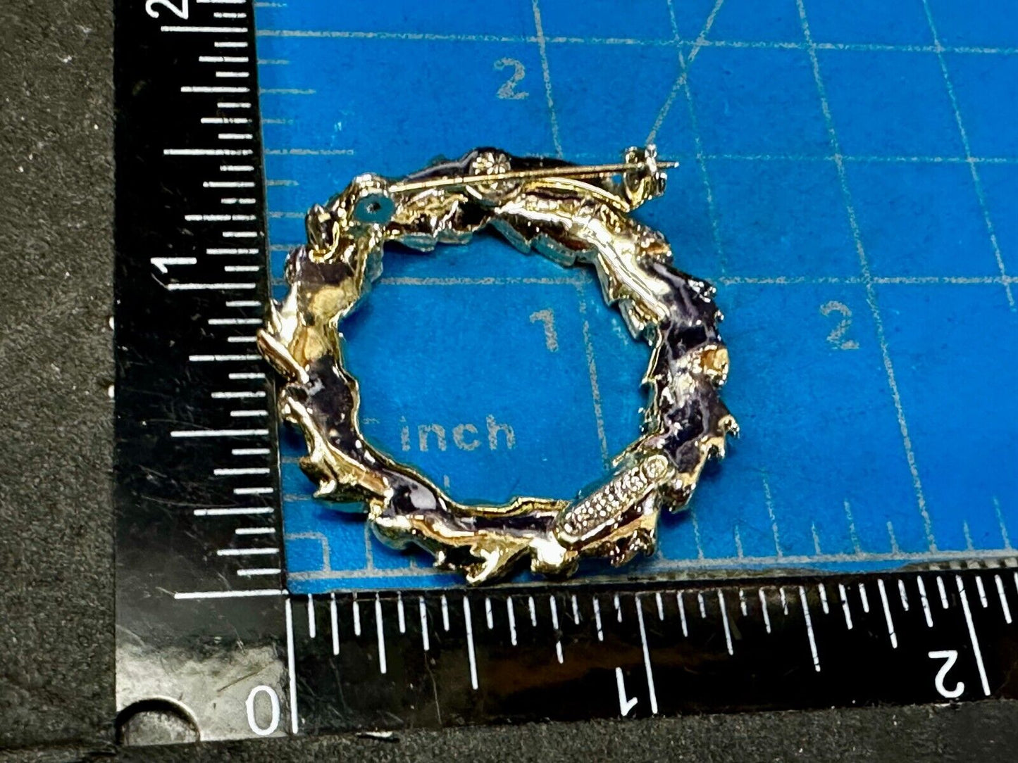 Vintage Gerrys Gold Tone Textured Leaf Leaves Round Wreath Brooch Pin