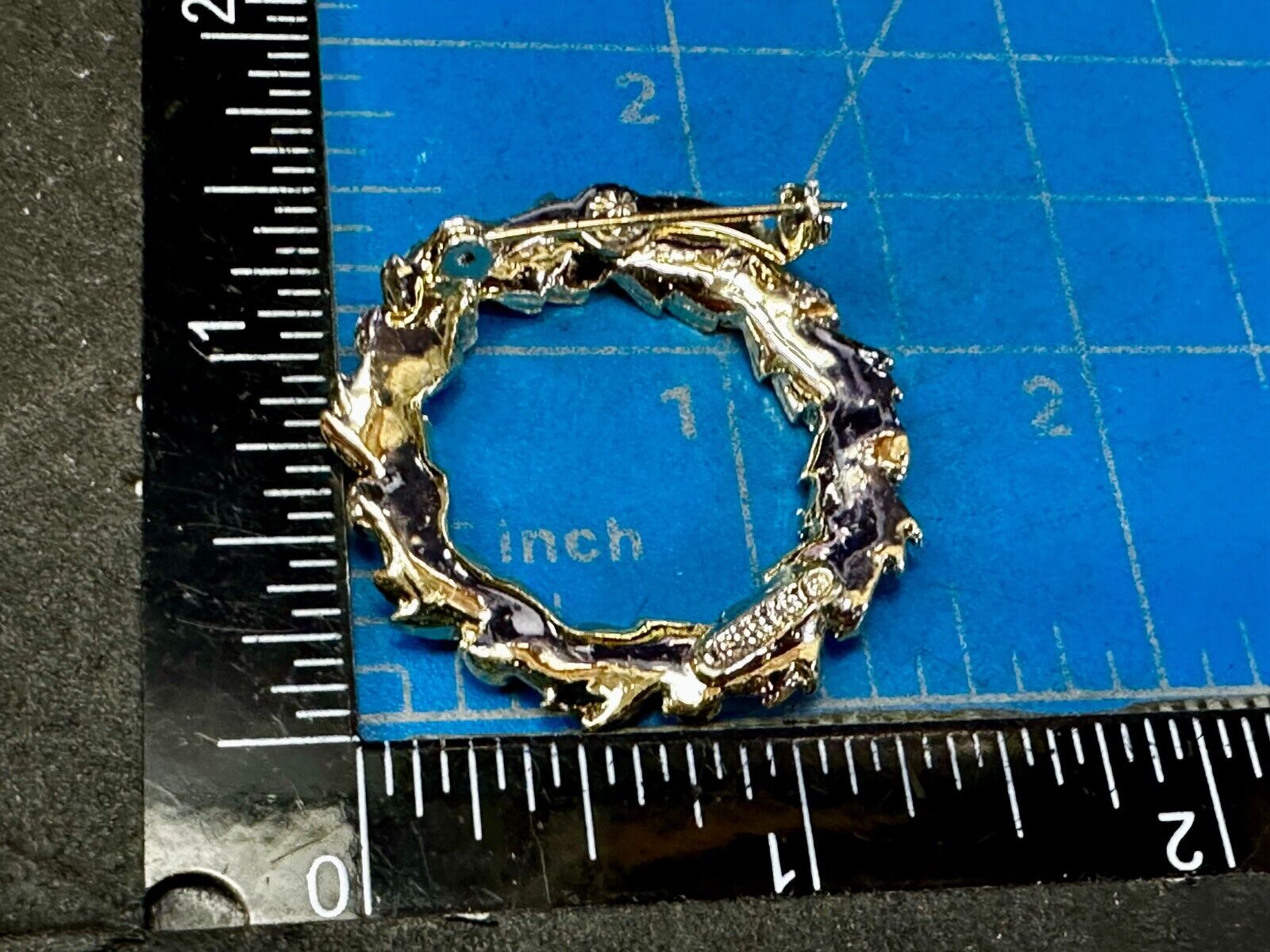 Vintage Gerrys Gold Tone Textured Leaf Leaves Round Wreath Brooch Pin