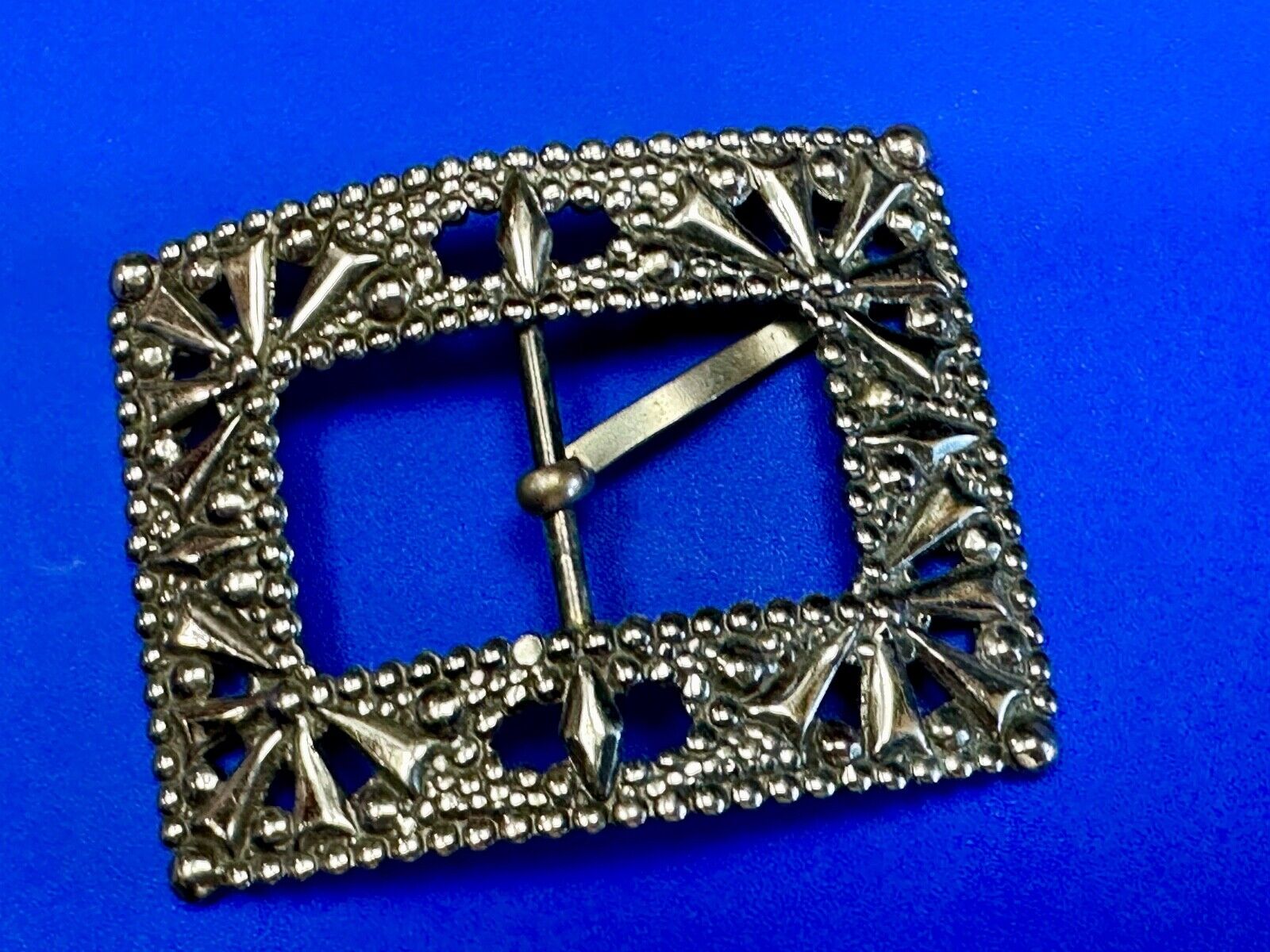 Antique silver color rectangular see through ornate belt buckle