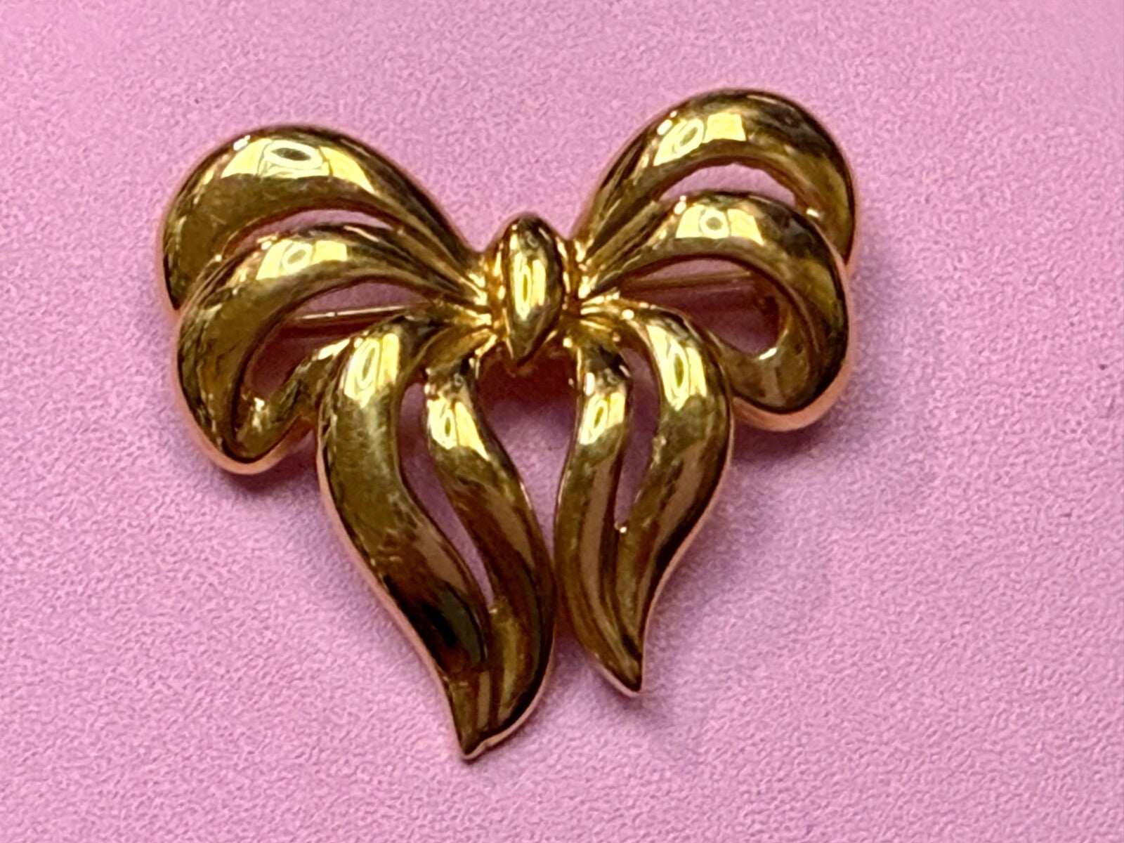 Beautiful Ribbon Bow Shaped Vintage Gold Tone Brooch Pin Signed Napier