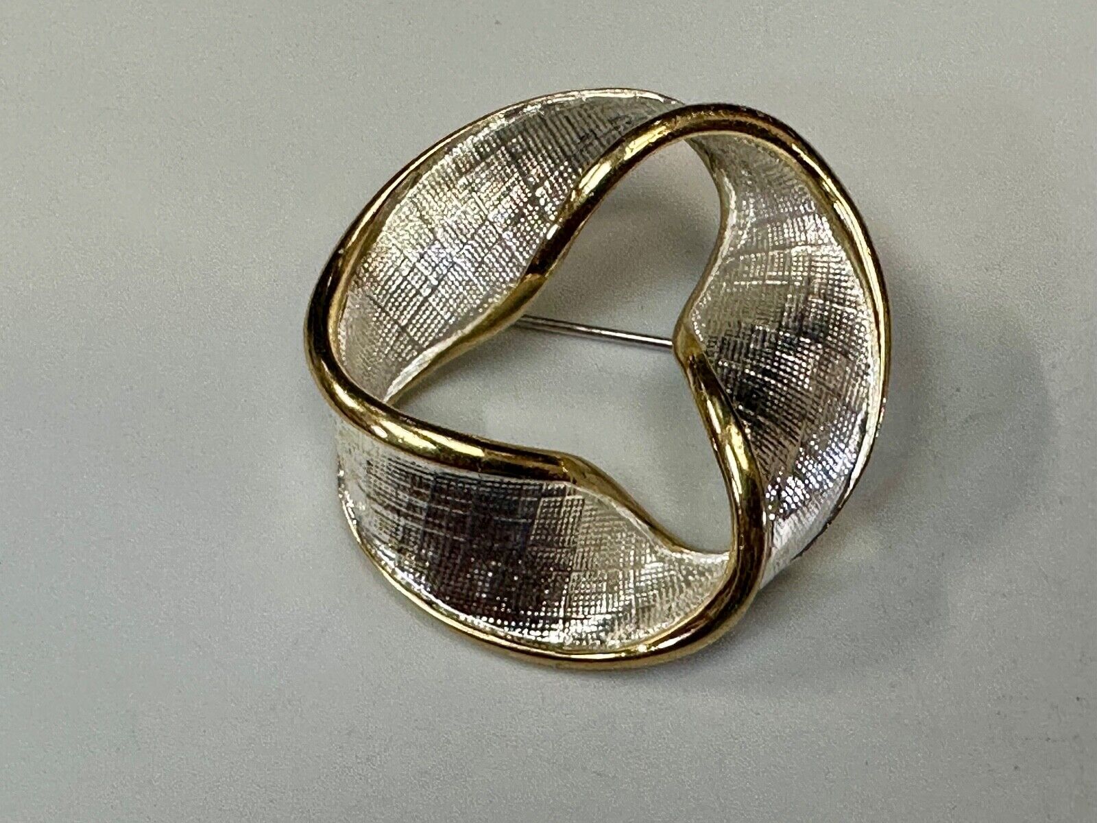 Twisted circle pattern Napier signed vintage two tone brooch pin